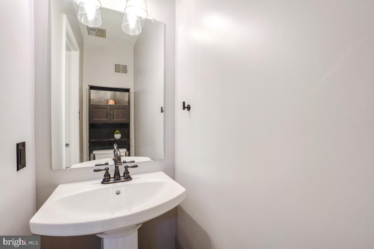5717 EDGEWATER OAK CT, BURKE, Virginia 22015, 3 Bedrooms Bedrooms, ,2 BathroomsBathrooms,Residential,For sale,5717 EDGEWATER OAK CT,VAFX2257840 MLS # VAFX2257840
