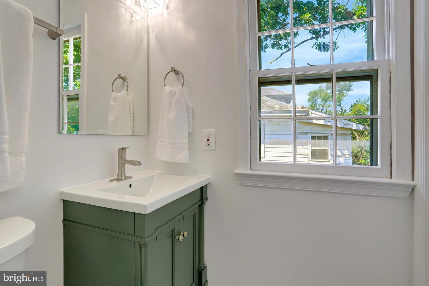 202 LAVERNE AVE, ALEXANDRIA, Virginia 22305, 2 Bedrooms Bedrooms, ,2 BathroomsBathrooms,Residential,For sale,202 LAVERNE AVE,VAAX2038778 MLS # VAAX2038778