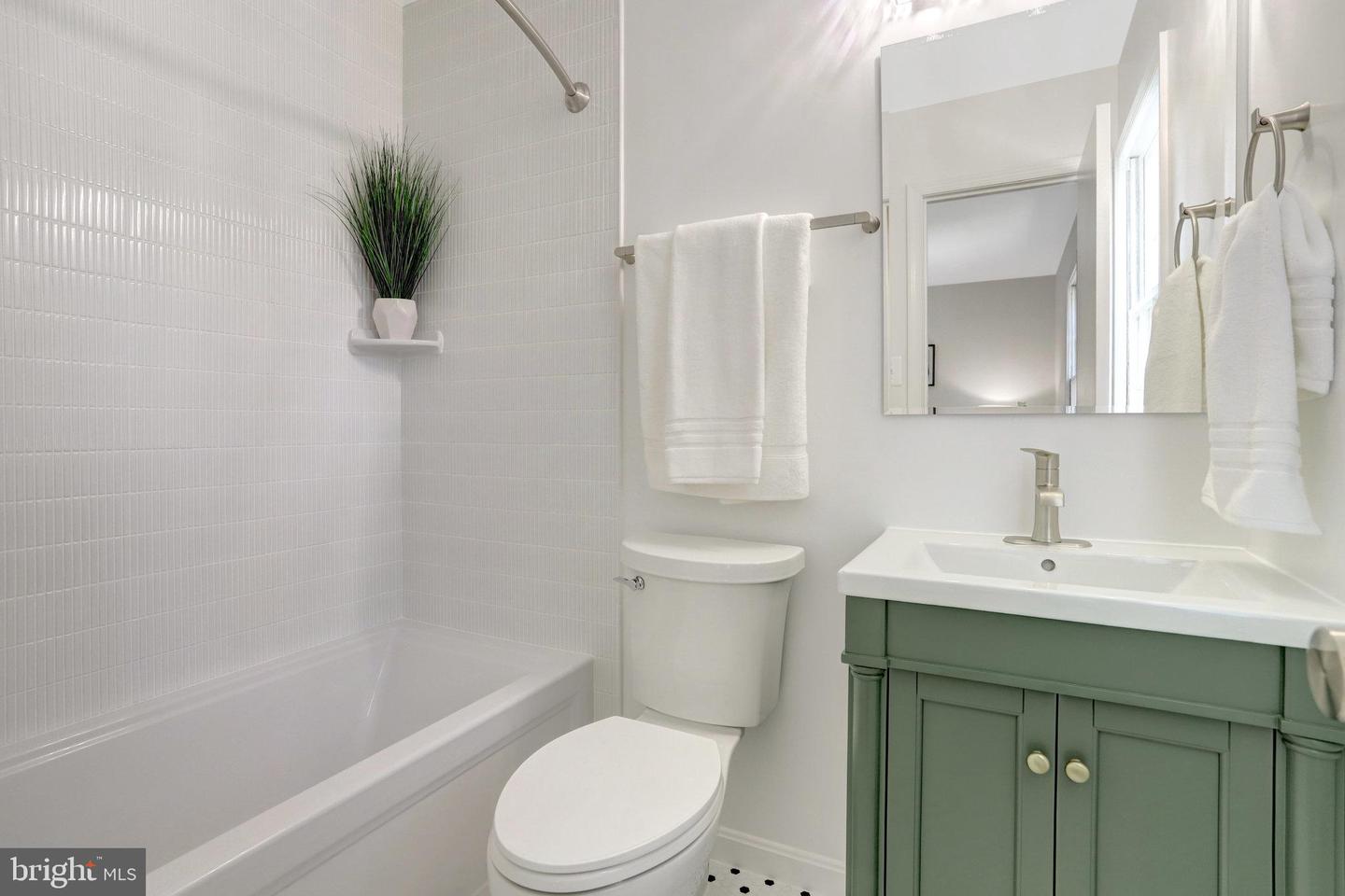 202 LAVERNE AVE, ALEXANDRIA, Virginia 22305, 2 Bedrooms Bedrooms, ,2 BathroomsBathrooms,Residential,For sale,202 LAVERNE AVE,VAAX2038778 MLS # VAAX2038778