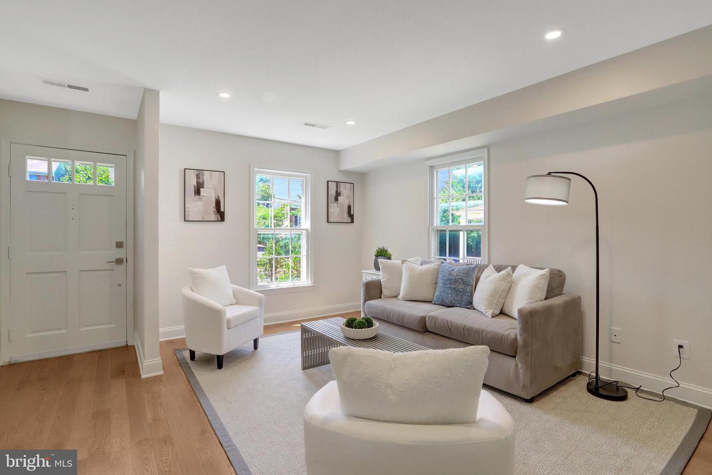 202 LAVERNE AVE, ALEXANDRIA, Virginia 22305, 2 Bedrooms Bedrooms, ,2 BathroomsBathrooms,Residential,For sale,202 LAVERNE AVE,VAAX2038778 MLS # VAAX2038778