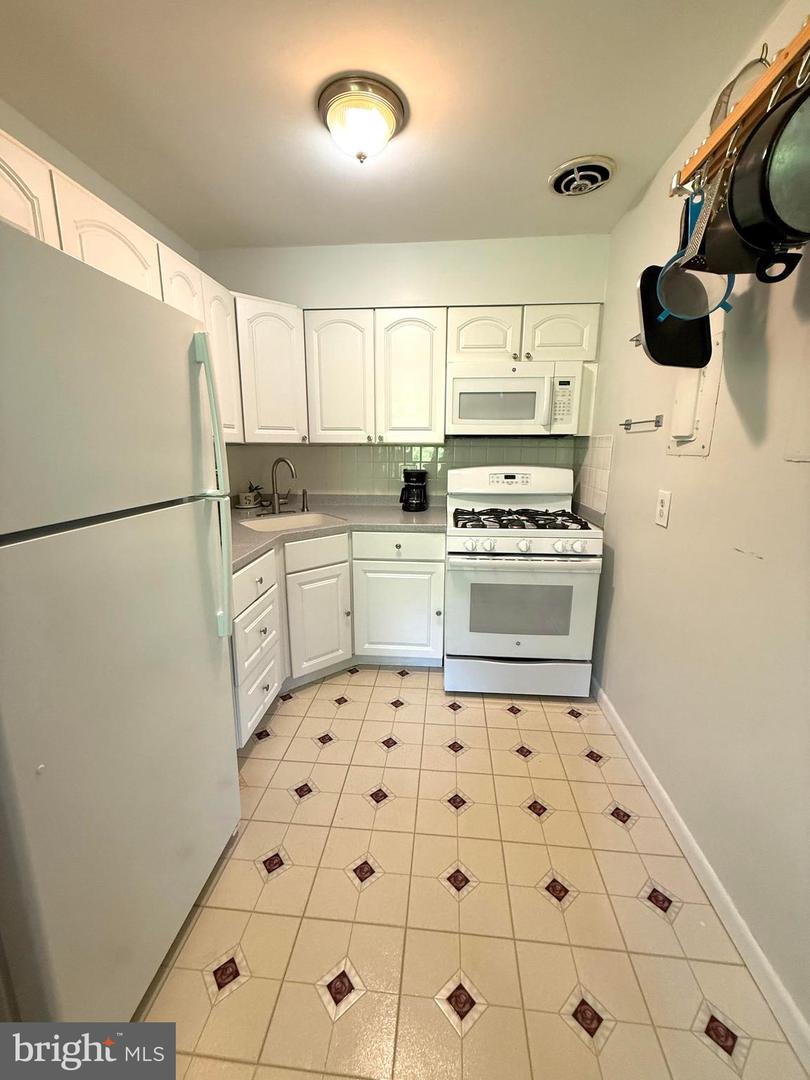 1506 S GEORGE MASON DR #22, ARLINGTON, Virginia 22204, 2 Bedrooms Bedrooms, 6 Rooms Rooms,1 BathroomBathrooms,Residential,For sale,1506 S GEORGE MASON DR #22,VAAR2059022 MLS # VAAR2059022