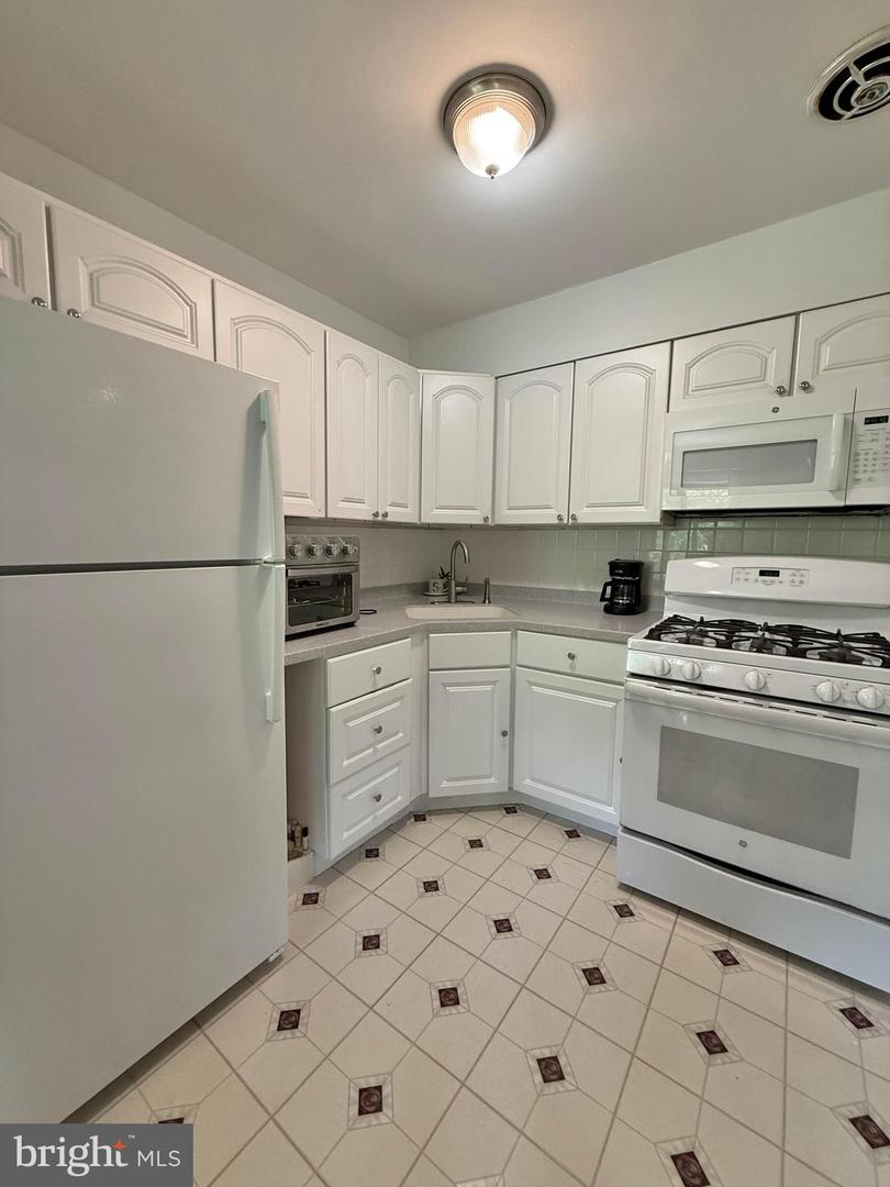 1506 S GEORGE MASON DR #22, ARLINGTON, Virginia 22204, 2 Bedrooms Bedrooms, 6 Rooms Rooms,1 BathroomBathrooms,Residential,For sale,1506 S GEORGE MASON DR #22,VAAR2059022 MLS # VAAR2059022
