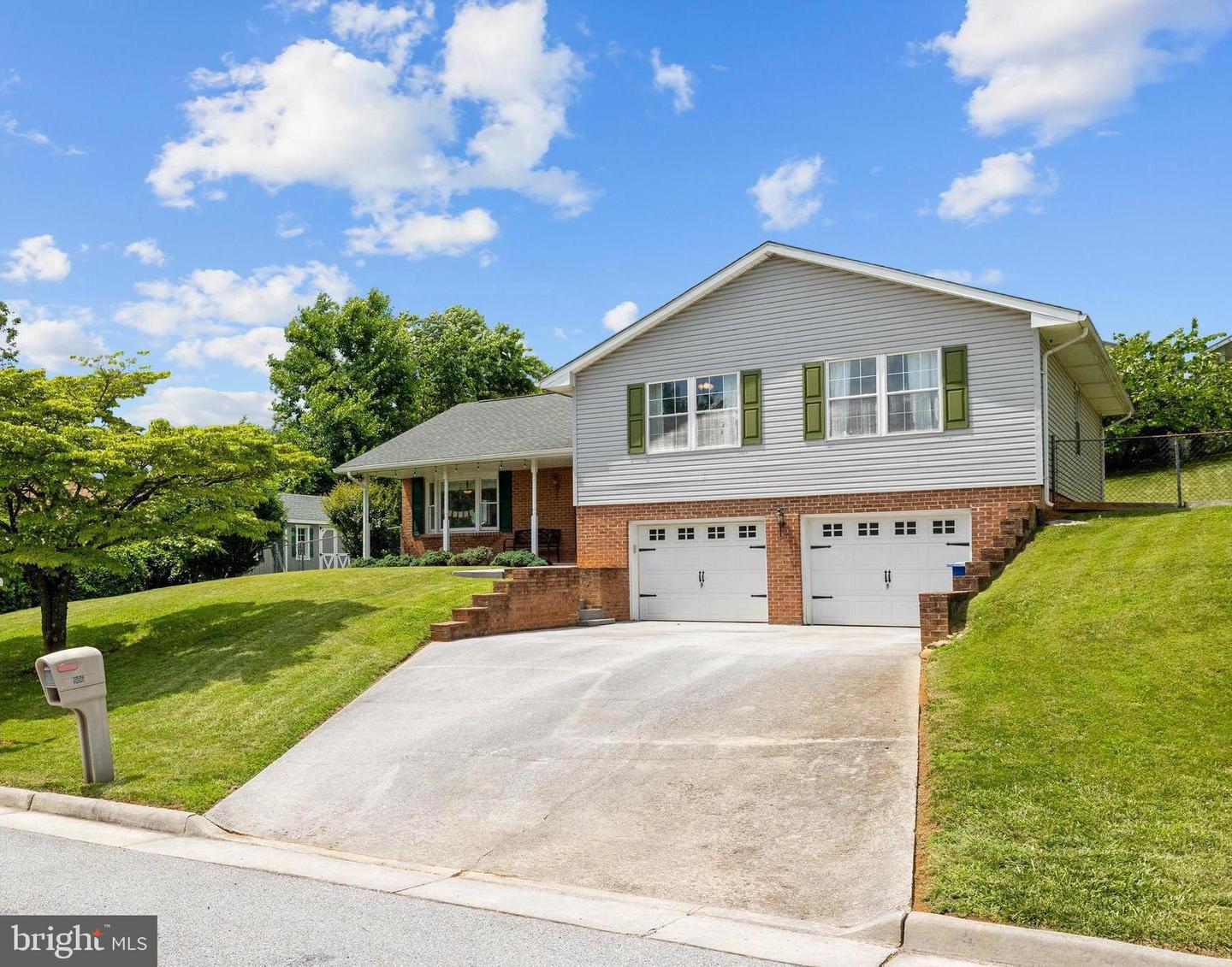 986 STUART DR, FRONT ROYAL, Virginia 22630, 4 Bedrooms Bedrooms, ,2 BathroomsBathrooms,Residential,For sale,986 STUART DR,VAWR2011502 MLS # VAWR2011502