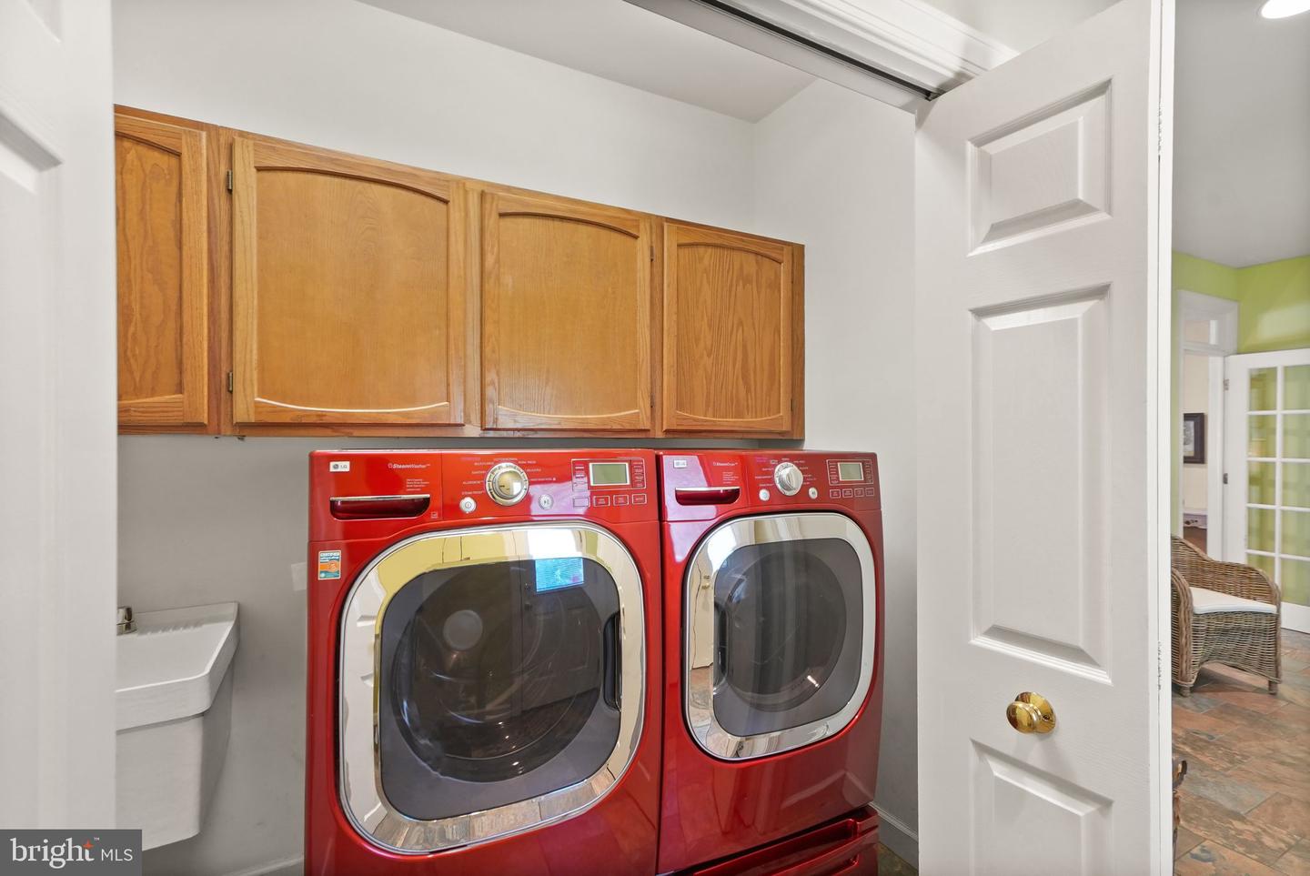 5695 ROBEYS MEADOW LN, FAIRFAX, Virginia 22030, 4 Bedrooms Bedrooms, ,6 BathroomsBathrooms,Residential,For sale,5695 ROBEYS MEADOW LN,VAFX2252464 MLS # VAFX2252464