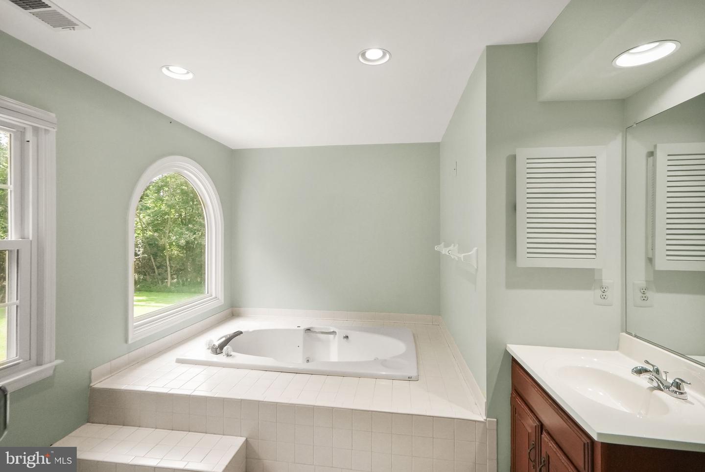 5695 ROBEYS MEADOW LN, FAIRFAX, Virginia 22030, 4 Bedrooms Bedrooms, ,6 BathroomsBathrooms,Residential,For sale,5695 ROBEYS MEADOW LN,VAFX2252464 MLS # VAFX2252464