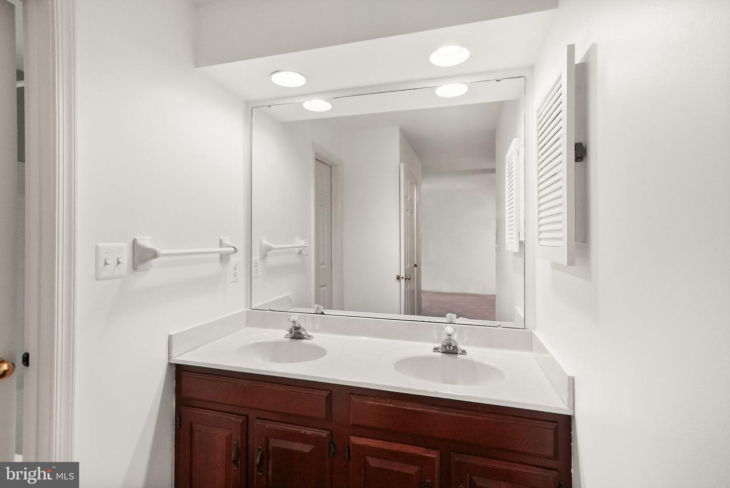 5695 ROBEYS MEADOW LN, FAIRFAX, Virginia 22030, 4 Bedrooms Bedrooms, ,6 BathroomsBathrooms,Residential,For sale,5695 ROBEYS MEADOW LN,VAFX2252464 MLS # VAFX2252464