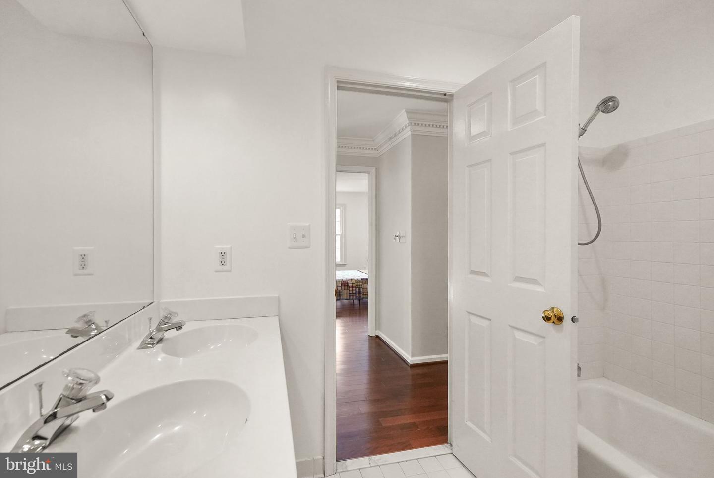 5695 ROBEYS MEADOW LN, FAIRFAX, Virginia 22030, 4 Bedrooms Bedrooms, ,6 BathroomsBathrooms,Residential,For sale,5695 ROBEYS MEADOW LN,VAFX2252464 MLS # VAFX2252464