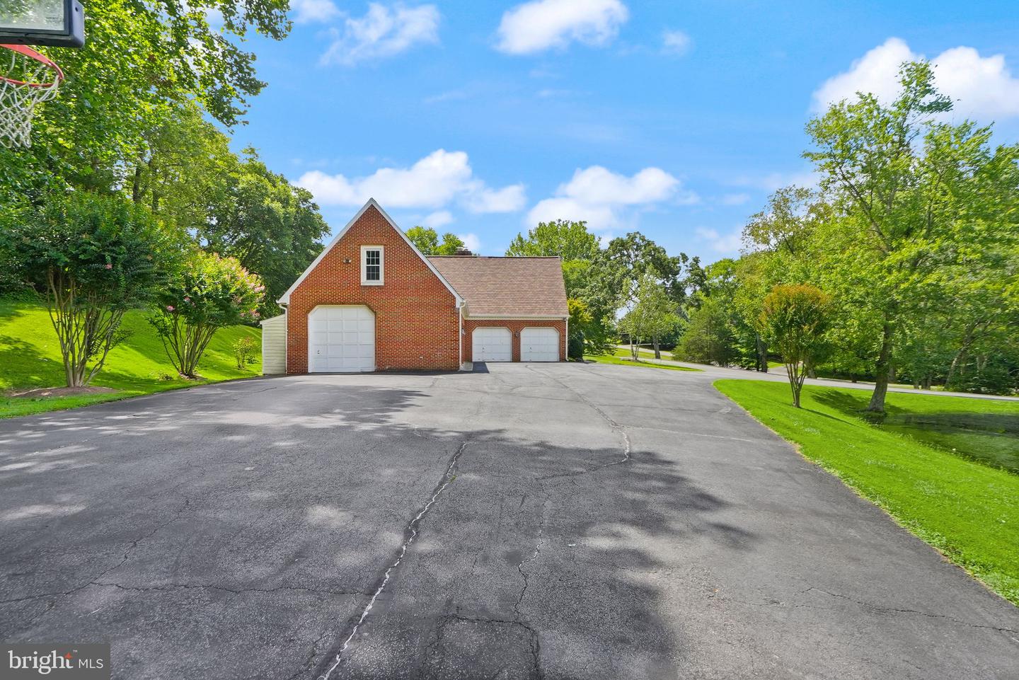 5695 ROBEYS MEADOW LN, FAIRFAX, Virginia 22030, 4 Bedrooms Bedrooms, ,6 BathroomsBathrooms,Residential,For sale,5695 ROBEYS MEADOW LN,VAFX2252464 MLS # VAFX2252464
