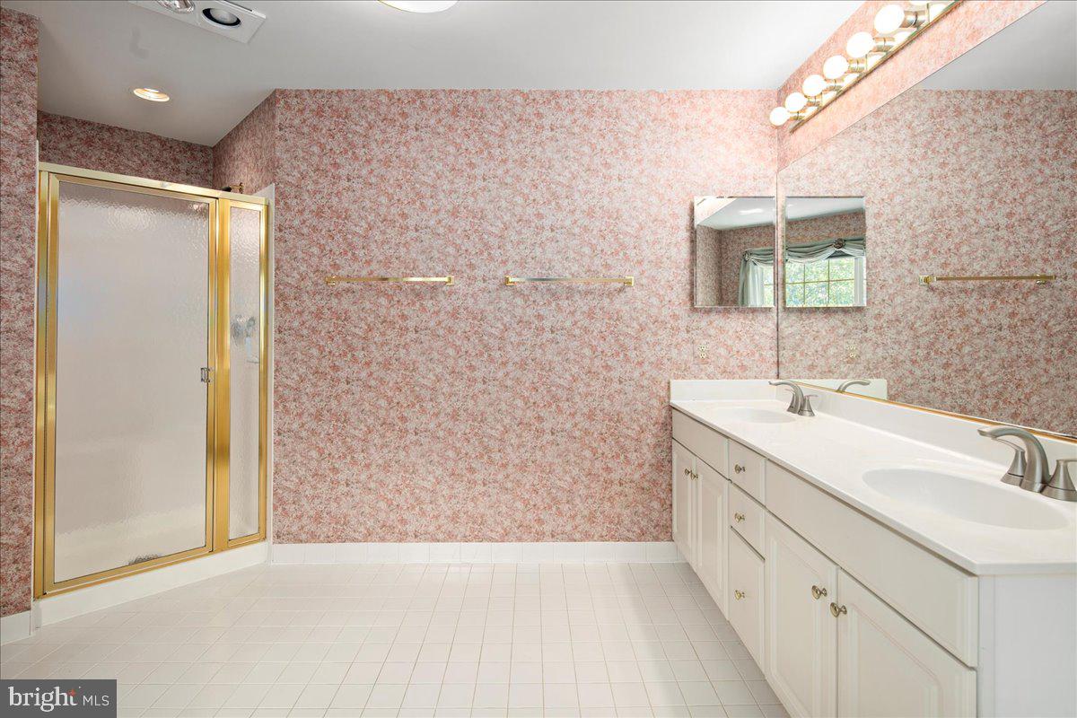 2906 STRATHAVEN PL, VIENNA, Virginia 22181, 5 Bedrooms Bedrooms, ,4 BathroomsBathrooms,Residential,For sale,2906 STRATHAVEN PL,VAFX2256302 MLS # VAFX2256302