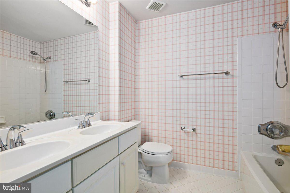 2906 STRATHAVEN PL, VIENNA, Virginia 22181, 5 Bedrooms Bedrooms, ,4 BathroomsBathrooms,Residential,For sale,2906 STRATHAVEN PL,VAFX2256302 MLS # VAFX2256302