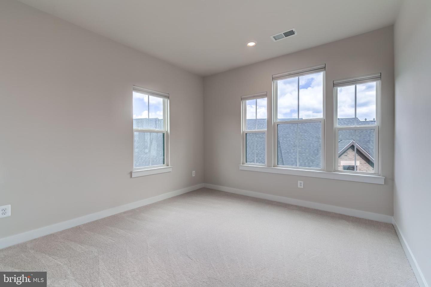 13248 LAKE WOODLAND WAY #5B, HERNDON, Virginia 20171, 3 Bedrooms Bedrooms, ,2 BathroomsBathrooms,Residential,For sale,13248 LAKE WOODLAND WAY #5B,VAFX2256532 MLS # VAFX2256532