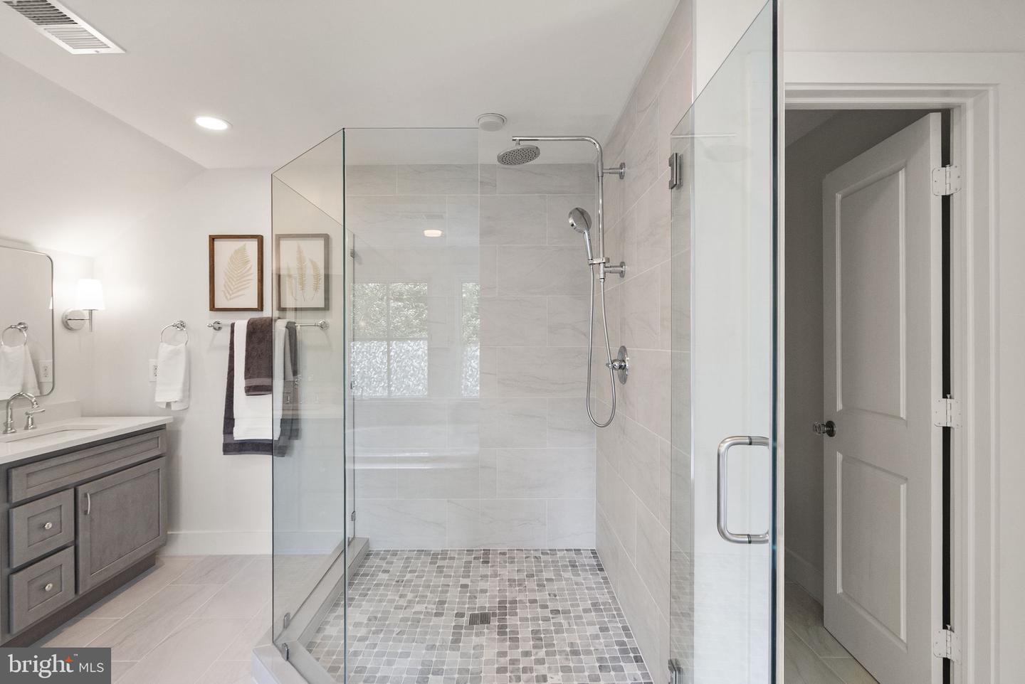 6633 FISHER AVE, FALLS CHURCH, Virginia 22046, 4 Bedrooms Bedrooms, ,3 BathroomsBathrooms,Residential,For sale,6633 FISHER AVE,VAFX2256710 MLS # VAFX2256710