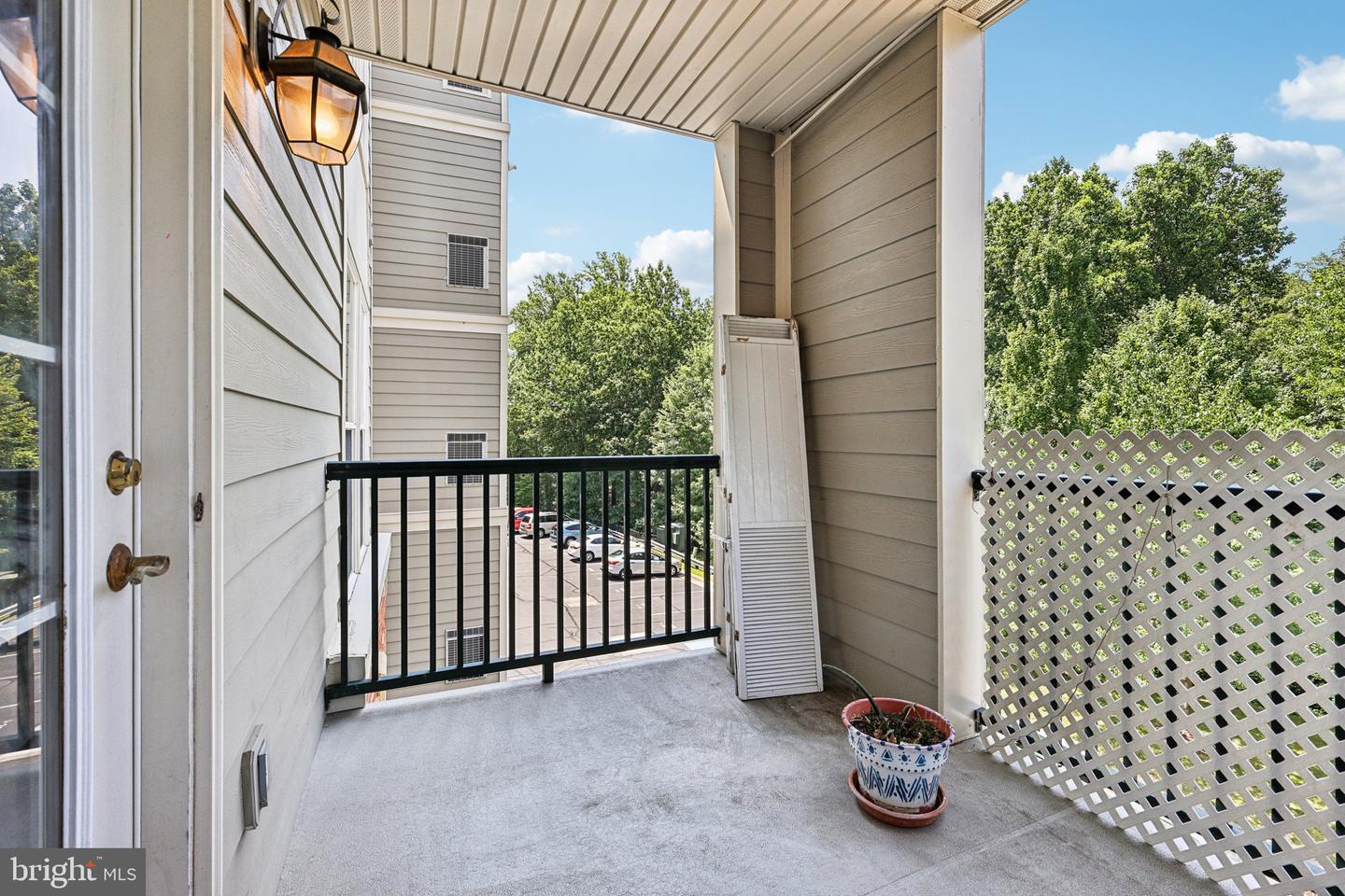 2907 SAINTSBURY PLZ #206, FAIRFAX, Virginia 22031, 2 Bedrooms Bedrooms, 5 Rooms Rooms,2 BathroomsBathrooms,Residential,For sale,2907 SAINTSBURY PLZ #206,VAFX2257034 MLS # VAFX2257034