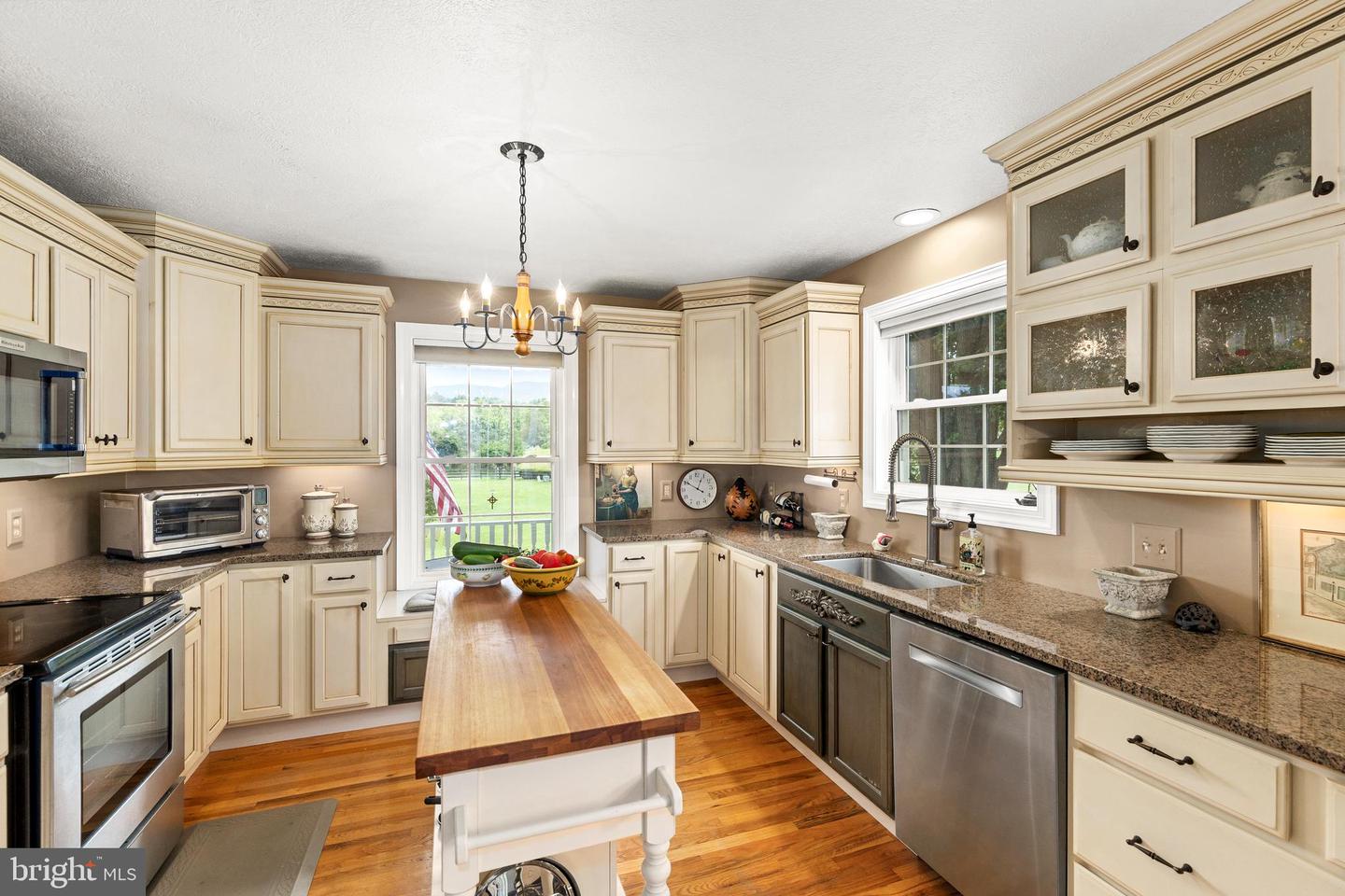 40 MEADOWBROOK CT, BENTONVILLE, Virginia 22610, 3 Bedrooms Bedrooms, ,2 BathroomsBathrooms,Residential,For sale,40 MEADOWBROOK CT,VAWR2011816 MLS # VAWR2011816