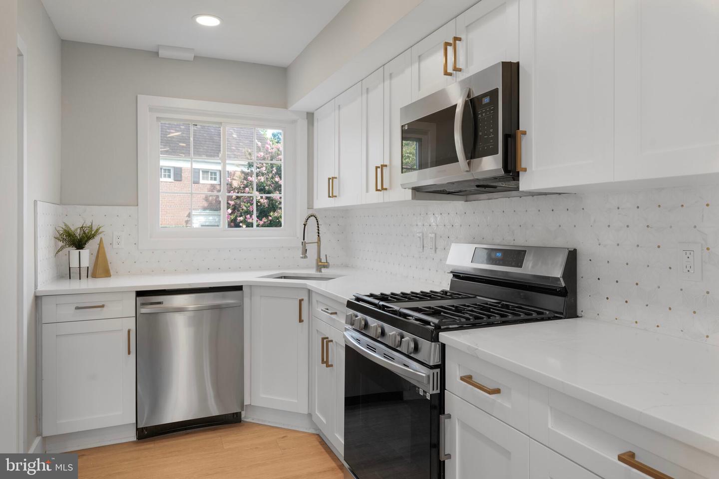 3528 VALLEY DR, ALEXANDRIA, Virginia 22302, 2 Bedrooms Bedrooms, ,1 BathroomBathrooms,Residential,For sale,3528 VALLEY DR,VAAX2047818 MLS # VAAX2047818