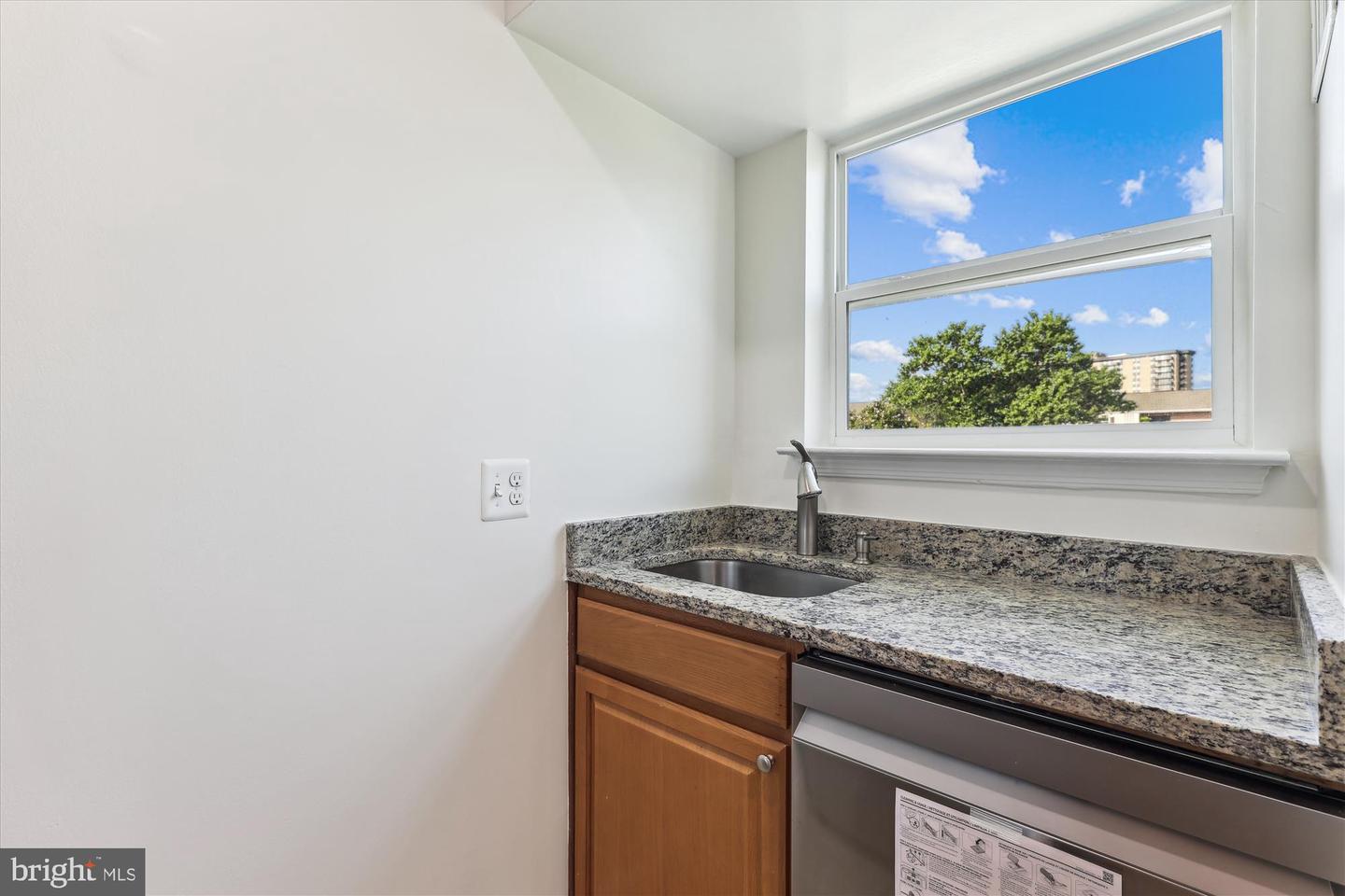 434 N ARMISTEAD ST #304, ALEXANDRIA, Virginia 22312, 1 Bedroom Bedrooms, ,1 BathroomBathrooms,Residential,For sale,434 N ARMISTEAD ST #304,VAAX2047824 MLS # VAAX2047824