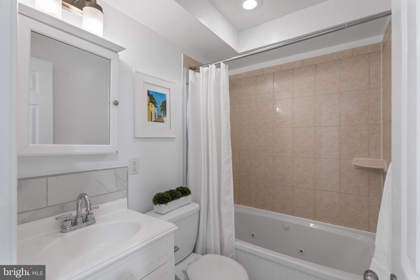 13 R ST NE #1, WASHINGTON, District Of Columbia 20002, 2 Bedrooms Bedrooms, ,2 BathroomsBathrooms,Residential,For sale,13 R ST NE #1,DCDC2211920 MLS # DCDC2211920