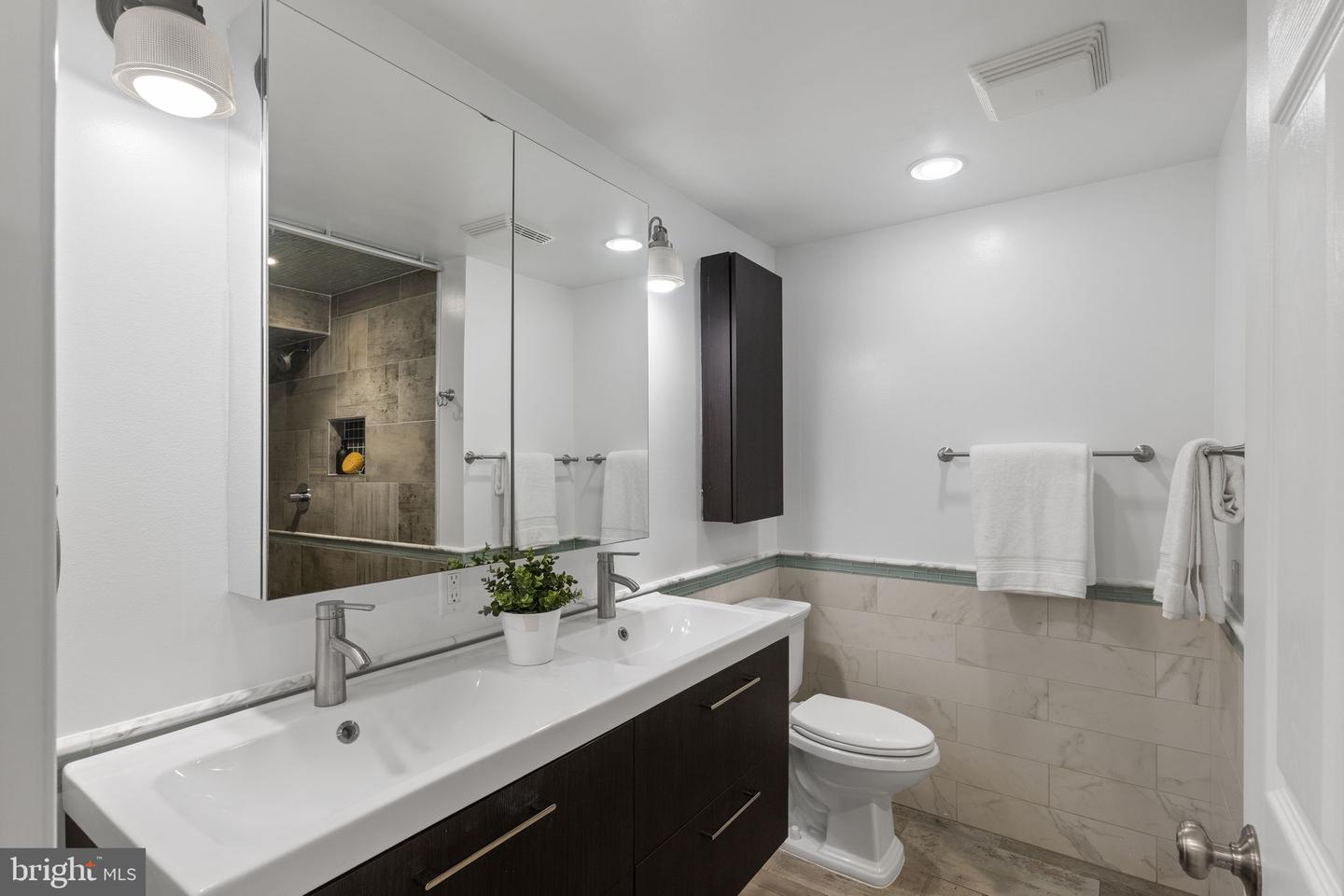 13 R ST NE #1, WASHINGTON, District Of Columbia 20002, 2 Bedrooms Bedrooms, ,2 BathroomsBathrooms,Residential,For sale,13 R ST NE #1,DCDC2211920 MLS # DCDC2211920