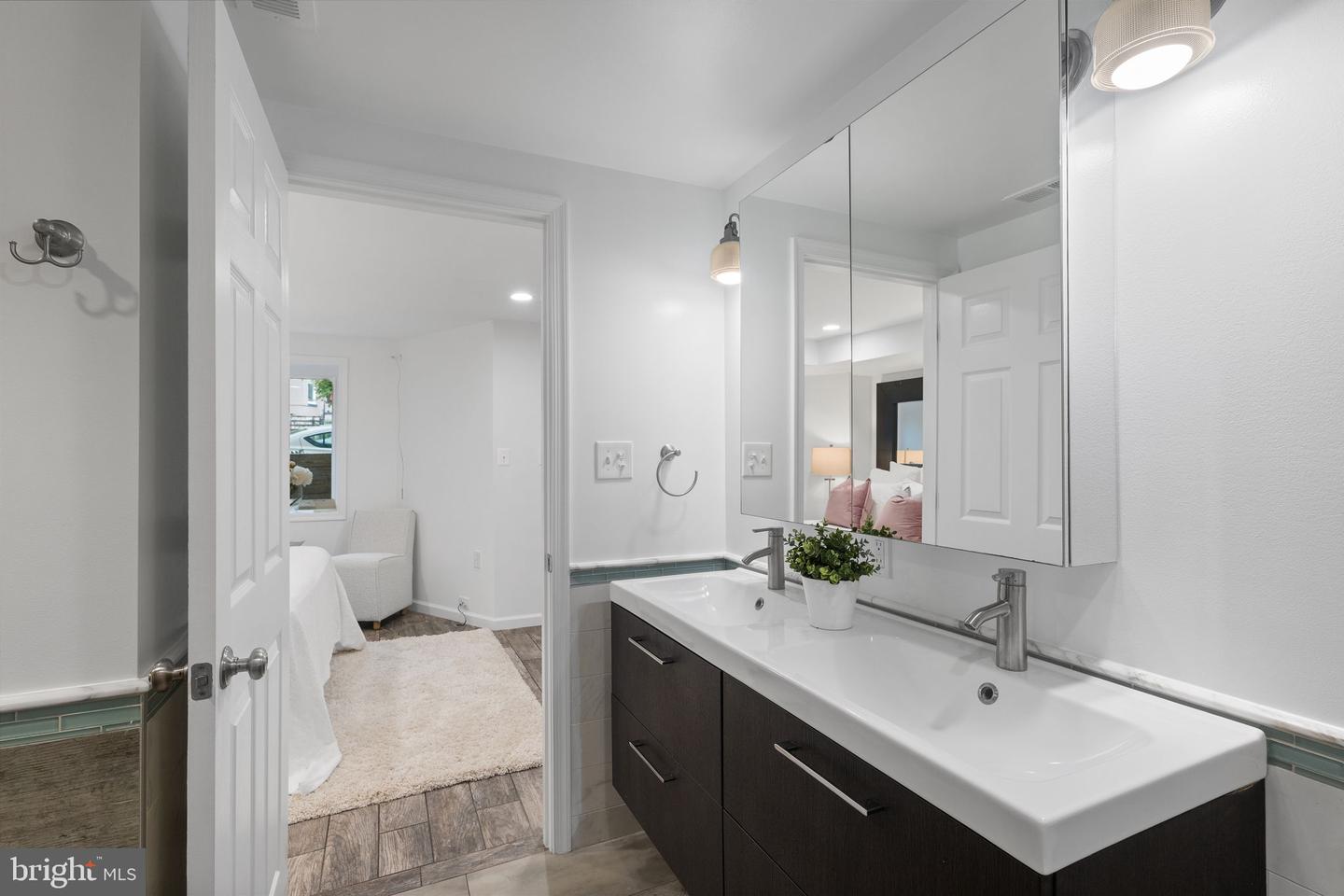 13 R ST NE #1, WASHINGTON, District Of Columbia 20002, 2 Bedrooms Bedrooms, ,2 BathroomsBathrooms,Residential,For sale,13 R ST NE #1,DCDC2211920 MLS # DCDC2211920