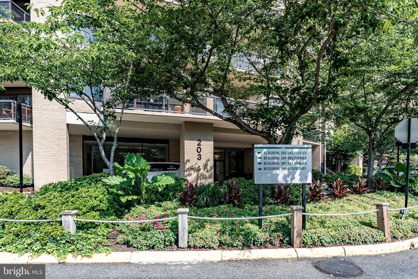 203 YOAKUM PKWY #403, ALEXANDRIA, Virginia 22304, 2 Bedrooms Bedrooms, ,2 BathroomsBathrooms,Residential,For sale,203 YOAKUM PKWY #403,VAAX2047782 MLS # VAAX2047782