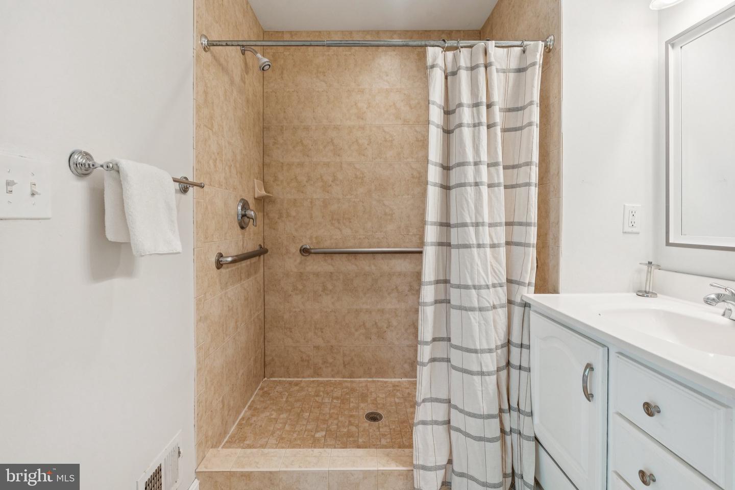 1119 S EDISON ST, ARLINGTON, Virginia 22204, 3 Bedrooms Bedrooms, ,3 BathroomsBathrooms,Residential,For sale,1119 S EDISON ST,VAAR2061410 MLS # VAAR2061410