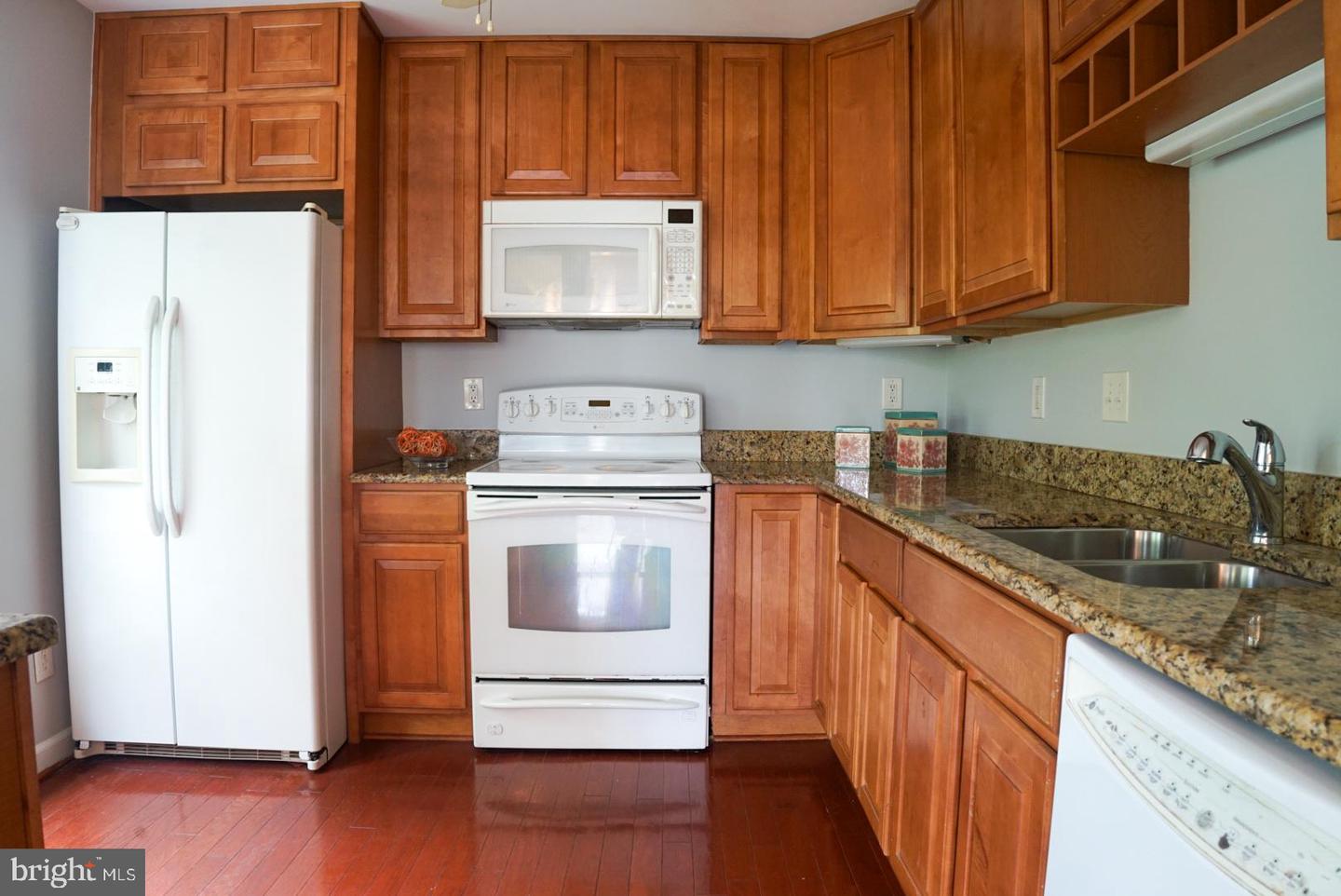 2816 EMMA LEE ST #301, FALLS CHURCH, Virginia 22042, 2 Bedrooms Bedrooms, ,2 BathroomsBathrooms,Residential,For sale,2816 EMMA LEE ST #301,VAFX2246818 MLS # VAFX2246818