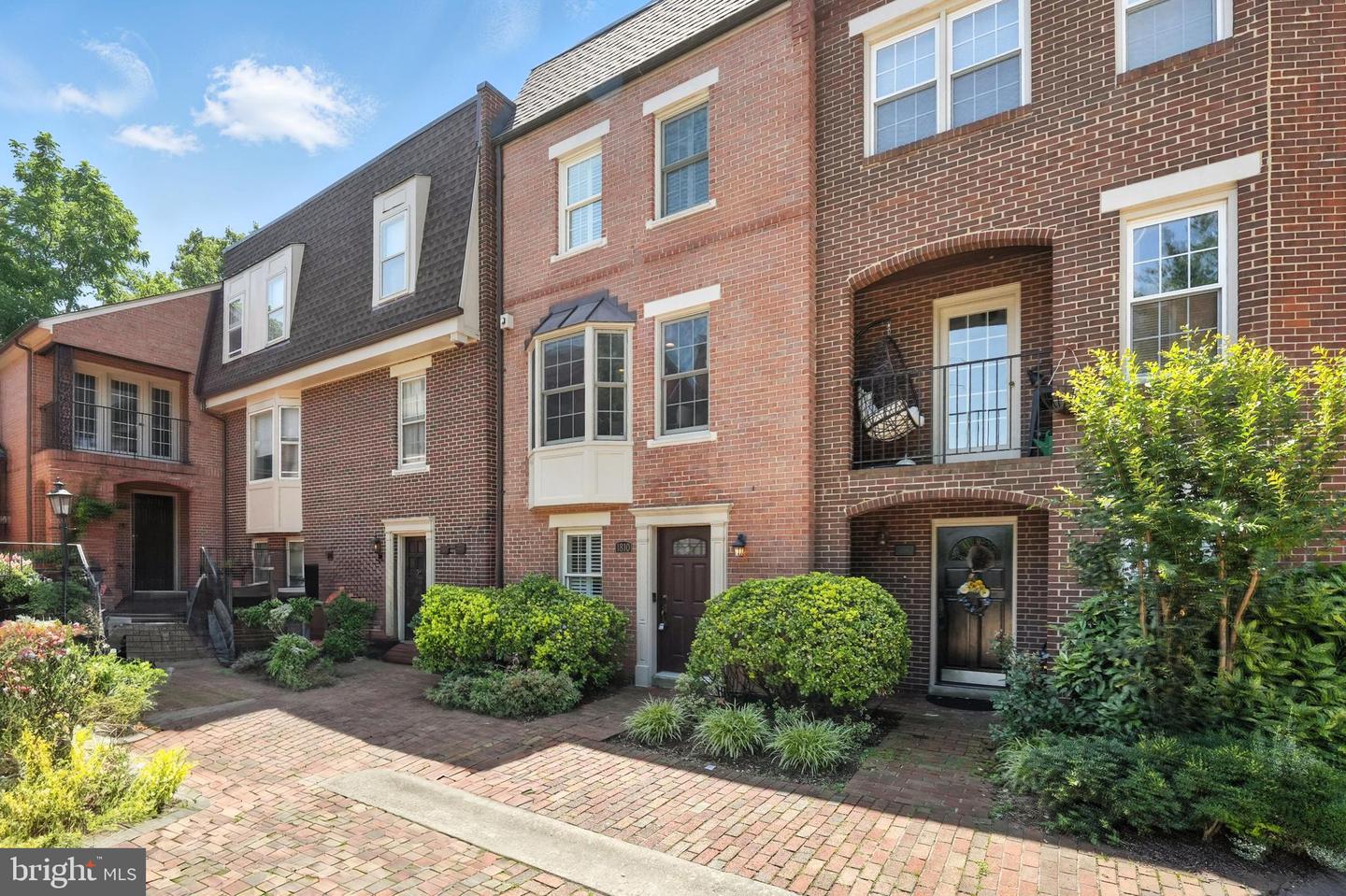 1810 21ST ST N, ARLINGTON, Virginia 22209, 3 Bedrooms Bedrooms, ,2 BathroomsBathrooms,Residential,For sale,1810 21ST ST N,VAAR2059442 MLS # VAAR2059442