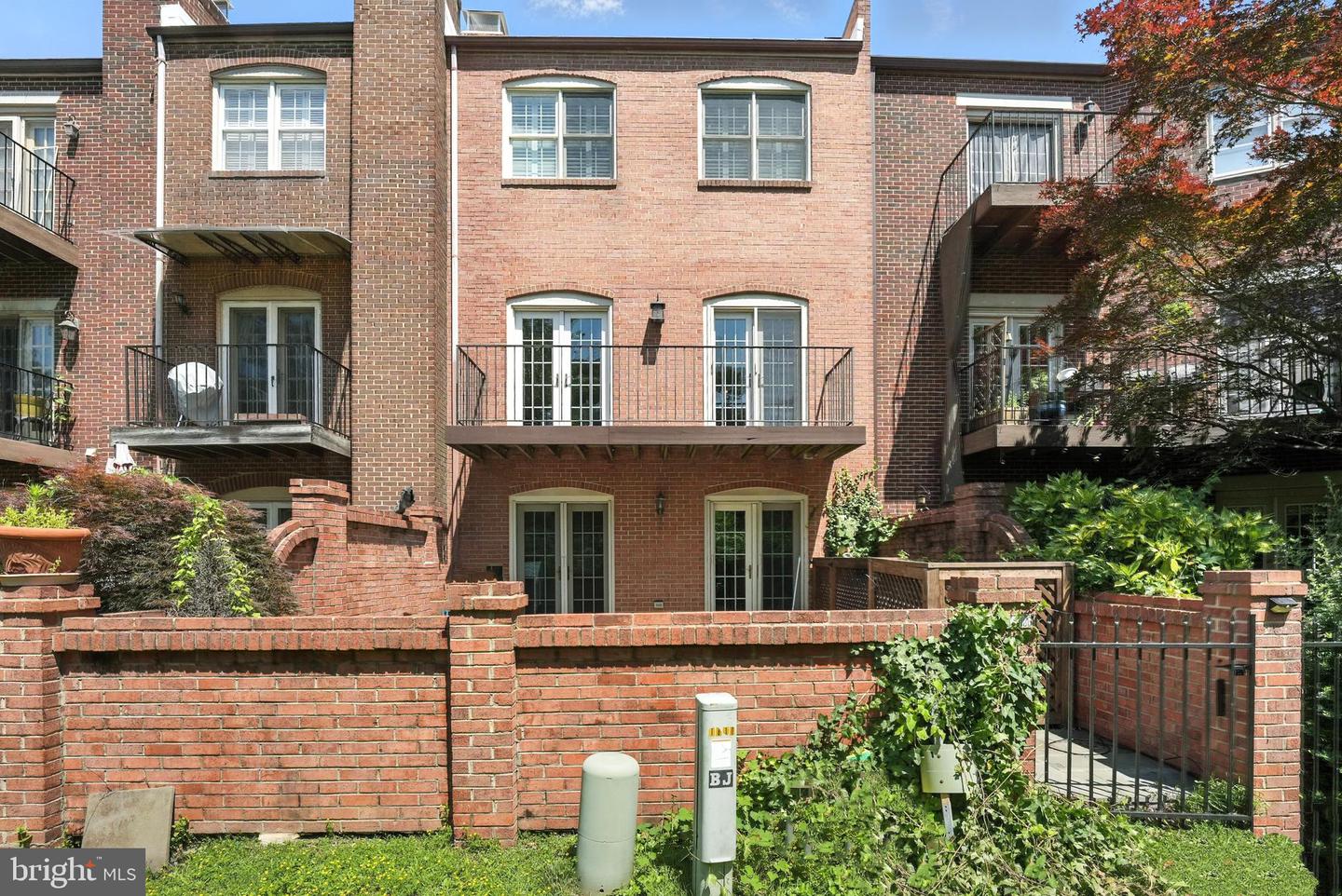 1810 21ST ST N, ARLINGTON, Virginia 22209, 3 Bedrooms Bedrooms, ,2 BathroomsBathrooms,Residential,For sale,1810 21ST ST N,VAAR2059442 MLS # VAAR2059442
