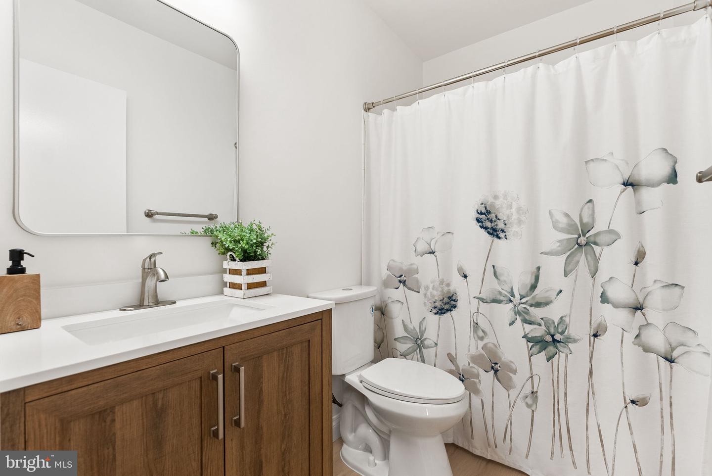 6919-D VICTORIA DR, ALEXANDRIA, Virginia 22310, 2 Bedrooms Bedrooms, ,2 BathroomsBathrooms,Residential,For sale,6919-D VICTORIA DR,VAFX2253516 MLS # VAFX2253516
