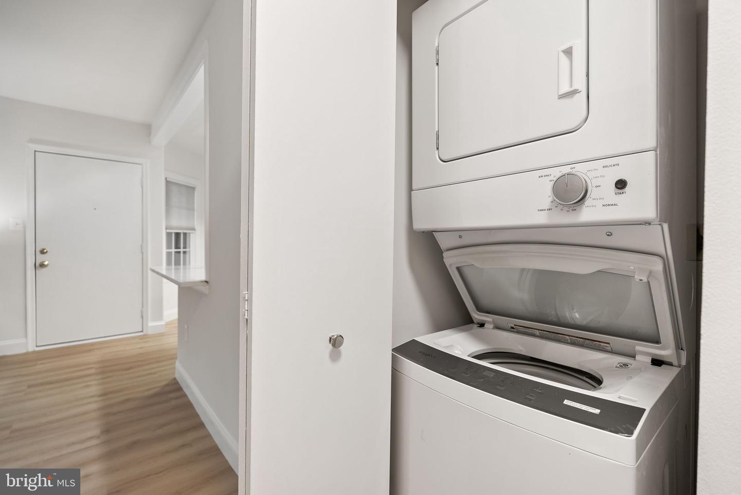 6919-D VICTORIA DR, ALEXANDRIA, Virginia 22310, 2 Bedrooms Bedrooms, ,2 BathroomsBathrooms,Residential,For sale,6919-D VICTORIA DR,VAFX2253516 MLS # VAFX2253516