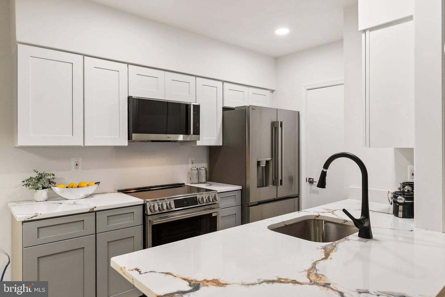 6919-D VICTORIA DR, ALEXANDRIA, Virginia 22310, 2 Bedrooms Bedrooms, ,2 BathroomsBathrooms,Residential,For sale,6919-D VICTORIA DR,VAFX2253516 MLS # VAFX2253516