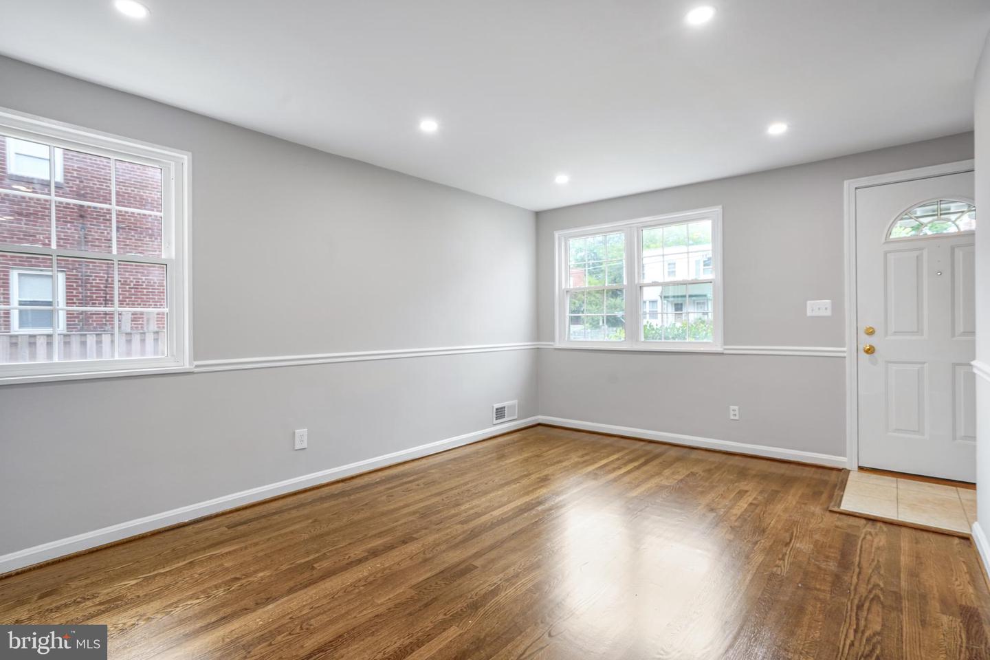 3202 13TH RD S, ARLINGTON, Virginia 22204, 3 Bedrooms Bedrooms, ,2 BathroomsBathrooms,Residential,For sale,3202 13TH RD S,VAAR2060276 MLS # VAAR2060276