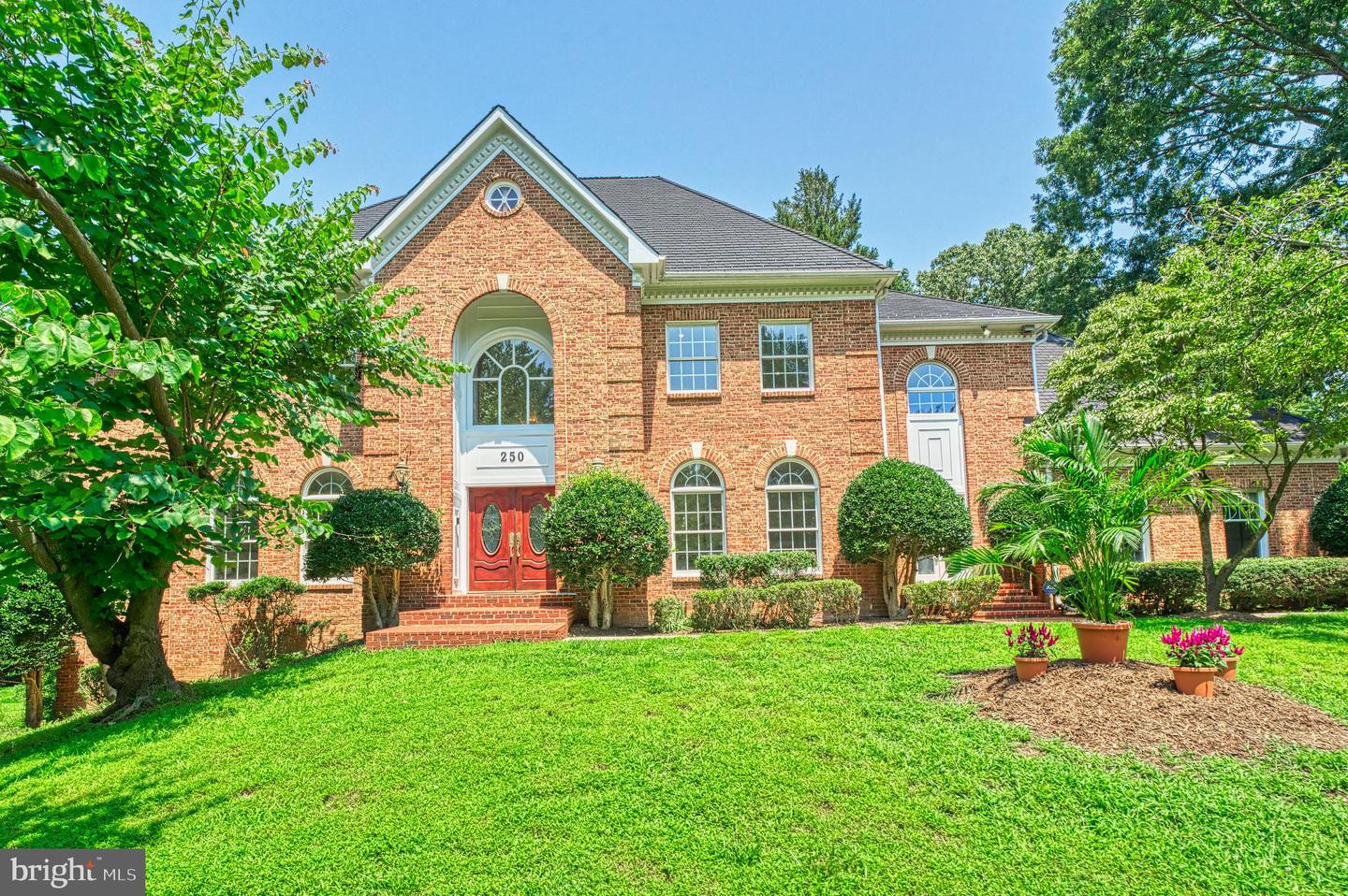 250 GOLDEN WOODS CT, GREAT FALLS, Virginia 22066, 5 Bedrooms Bedrooms, ,4 BathroomsBathrooms,Residential,For sale,250 GOLDEN WOODS CT,VAFX2253842 MLS # VAFX2253842