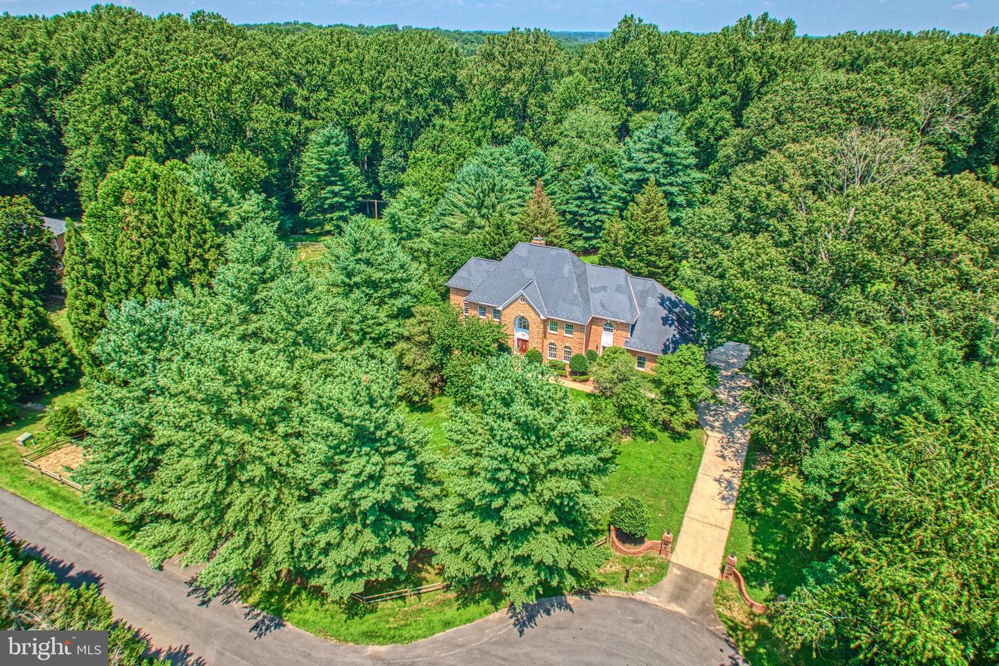 250 GOLDEN WOODS CT, GREAT FALLS, Virginia 22066, 5 Bedrooms Bedrooms, ,4 BathroomsBathrooms,Residential,For sale,250 GOLDEN WOODS CT,VAFX2253842 MLS # VAFX2253842