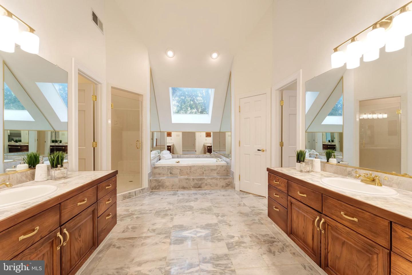 250 GOLDEN WOODS CT, GREAT FALLS, Virginia 22066, 5 Bedrooms Bedrooms, ,4 BathroomsBathrooms,Residential,For sale,250 GOLDEN WOODS CT,VAFX2253842 MLS # VAFX2253842