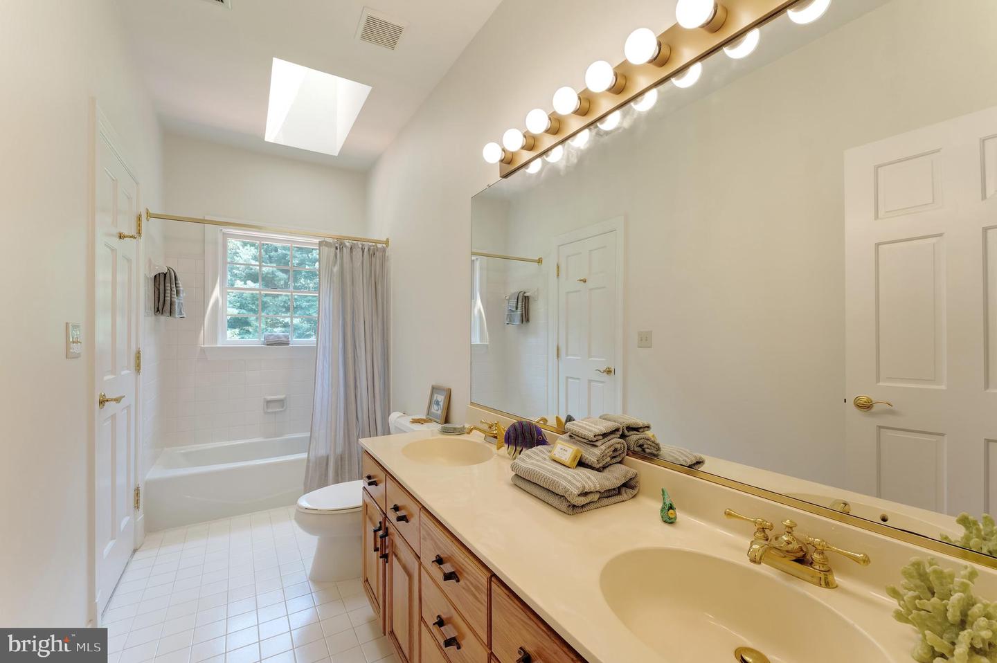 250 GOLDEN WOODS CT, GREAT FALLS, Virginia 22066, 5 Bedrooms Bedrooms, ,4 BathroomsBathrooms,Residential,For sale,250 GOLDEN WOODS CT,VAFX2253842 MLS # VAFX2253842