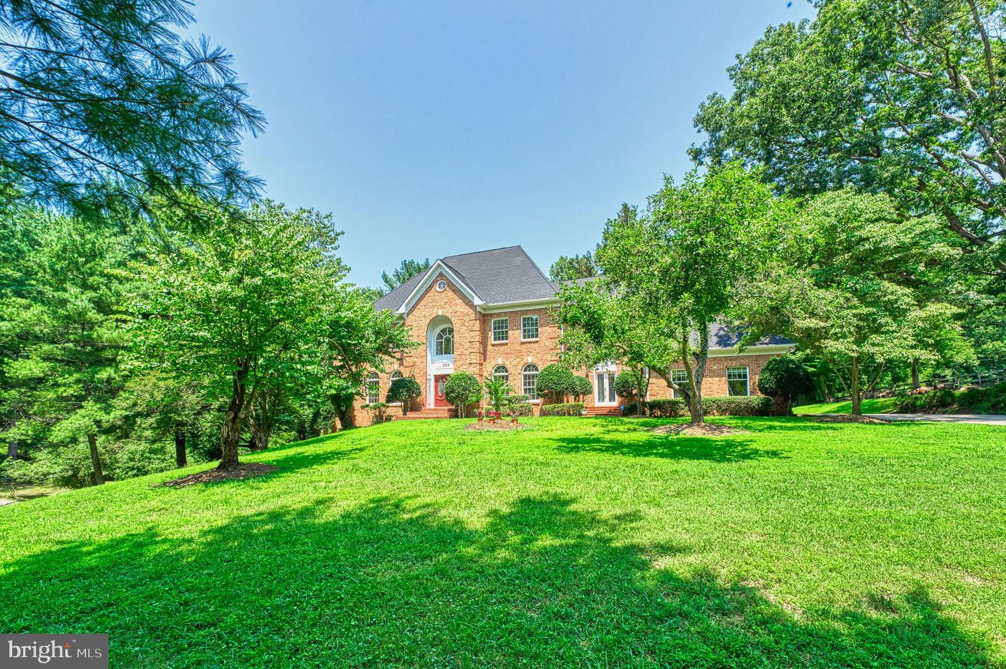 250 GOLDEN WOODS CT, GREAT FALLS, Virginia 22066, 5 Bedrooms Bedrooms, ,4 BathroomsBathrooms,Residential,For sale,250 GOLDEN WOODS CT,VAFX2253842 MLS # VAFX2253842