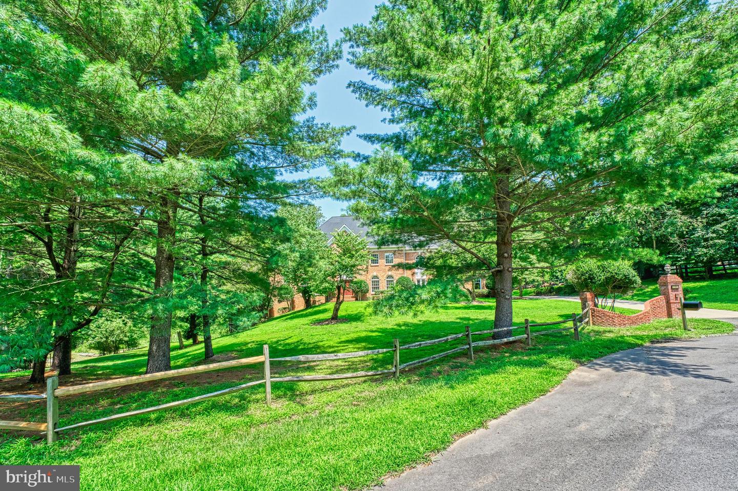 250 GOLDEN WOODS CT, GREAT FALLS, Virginia 22066, 5 Bedrooms Bedrooms, ,4 BathroomsBathrooms,Residential,For sale,250 GOLDEN WOODS CT,VAFX2253842 MLS # VAFX2253842