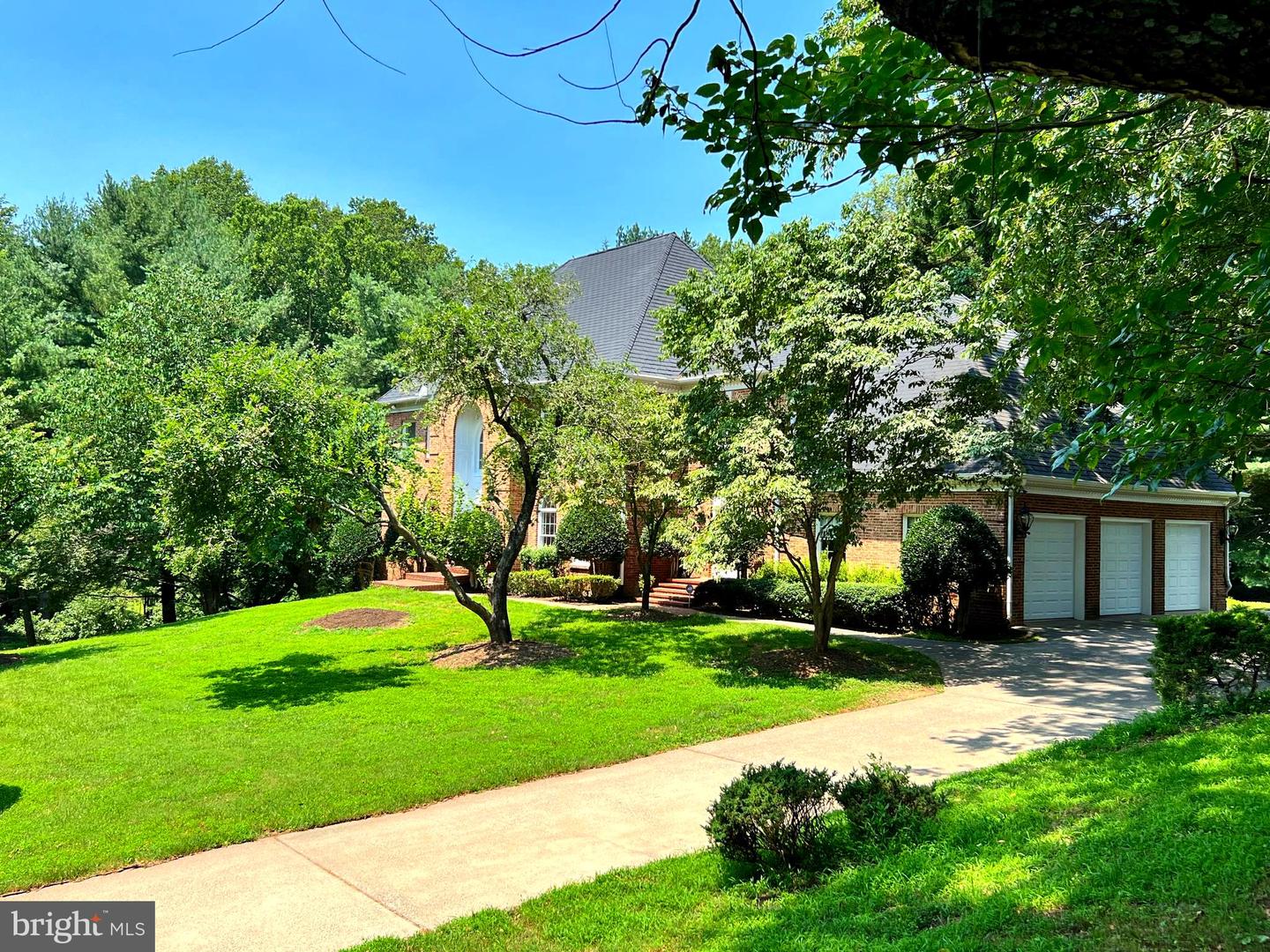 250 GOLDEN WOODS CT, GREAT FALLS, Virginia 22066, 5 Bedrooms Bedrooms, ,4 BathroomsBathrooms,Residential,For sale,250 GOLDEN WOODS CT,VAFX2253842 MLS # VAFX2253842