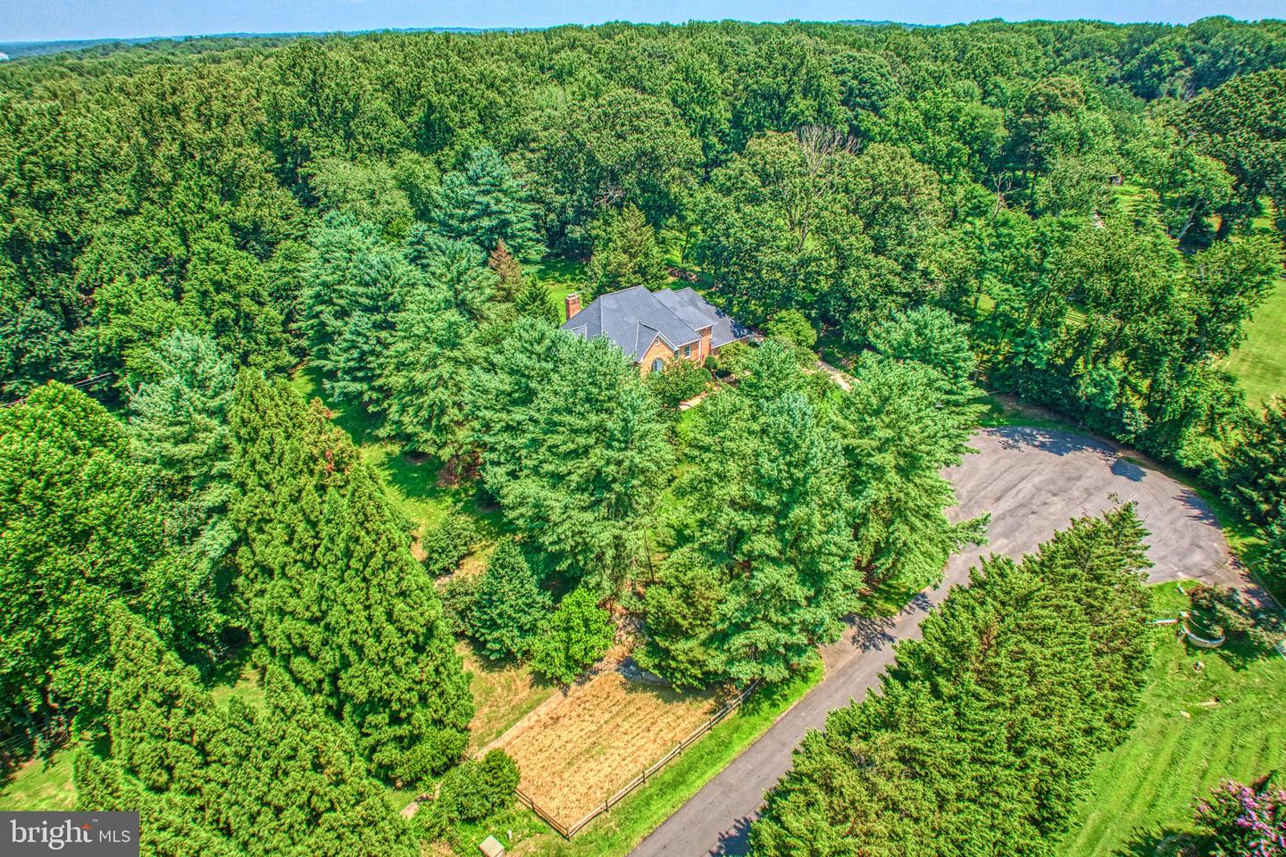 250 GOLDEN WOODS CT, GREAT FALLS, Virginia 22066, 5 Bedrooms Bedrooms, ,4 BathroomsBathrooms,Residential,For sale,250 GOLDEN WOODS CT,VAFX2253842 MLS # VAFX2253842