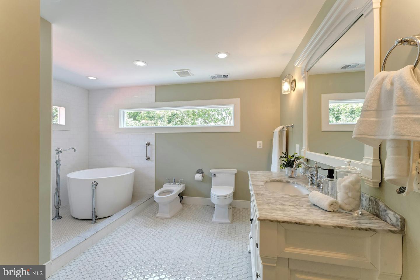 120 W COLONIAL HWY, HAMILTON, Virginia 20158, 3 Bedrooms Bedrooms, ,4 BathroomsBathrooms,Residential,For sale,120 W COLONIAL HWY,VALO2102298 MLS # VALO2102298