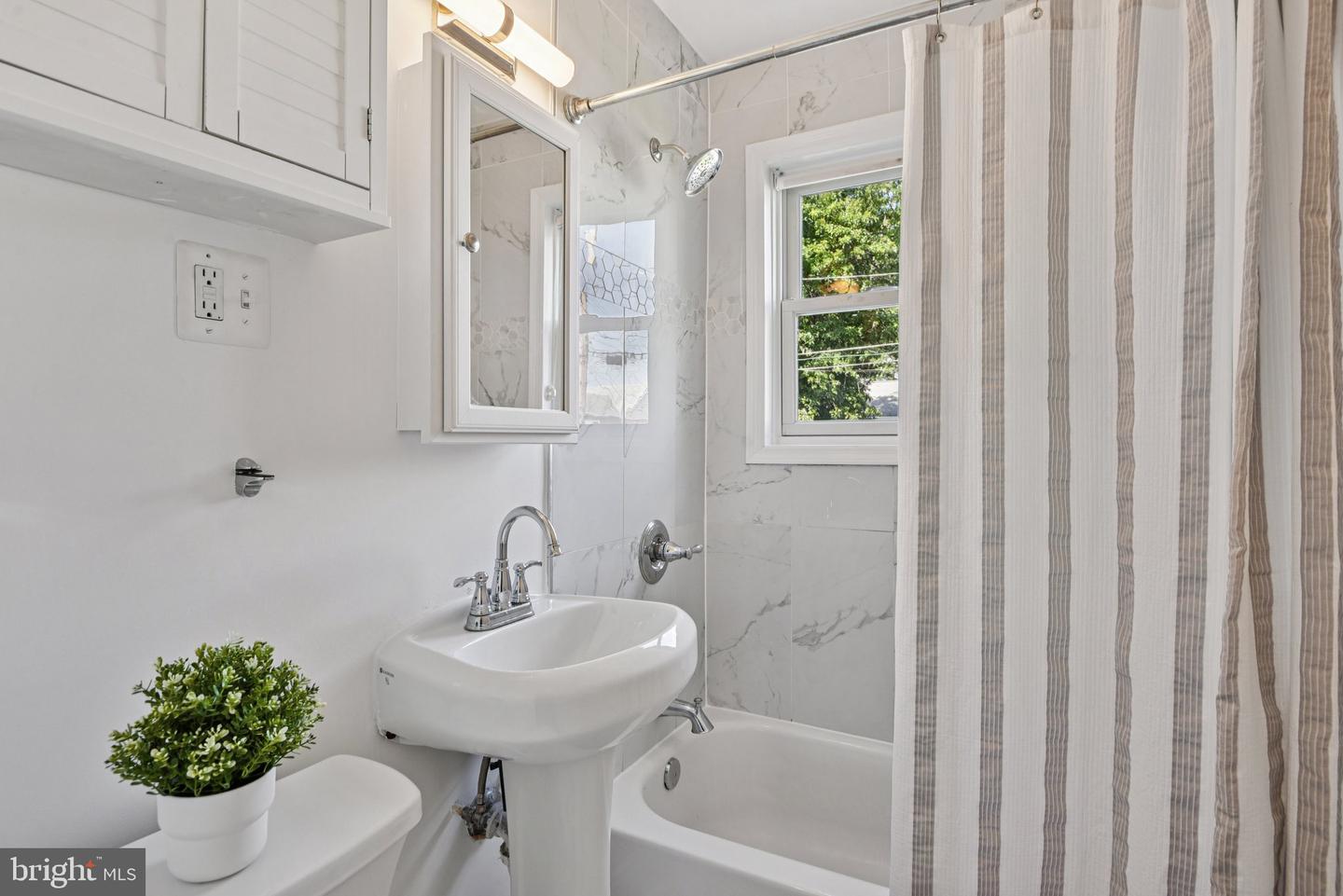 2137 S OXFORD ST, ARLINGTON, Virginia 22204, 3 Bedrooms Bedrooms, ,2 BathroomsBathrooms,Residential,For sale,2137 S OXFORD ST,VAAR2060900 MLS # VAAR2060900