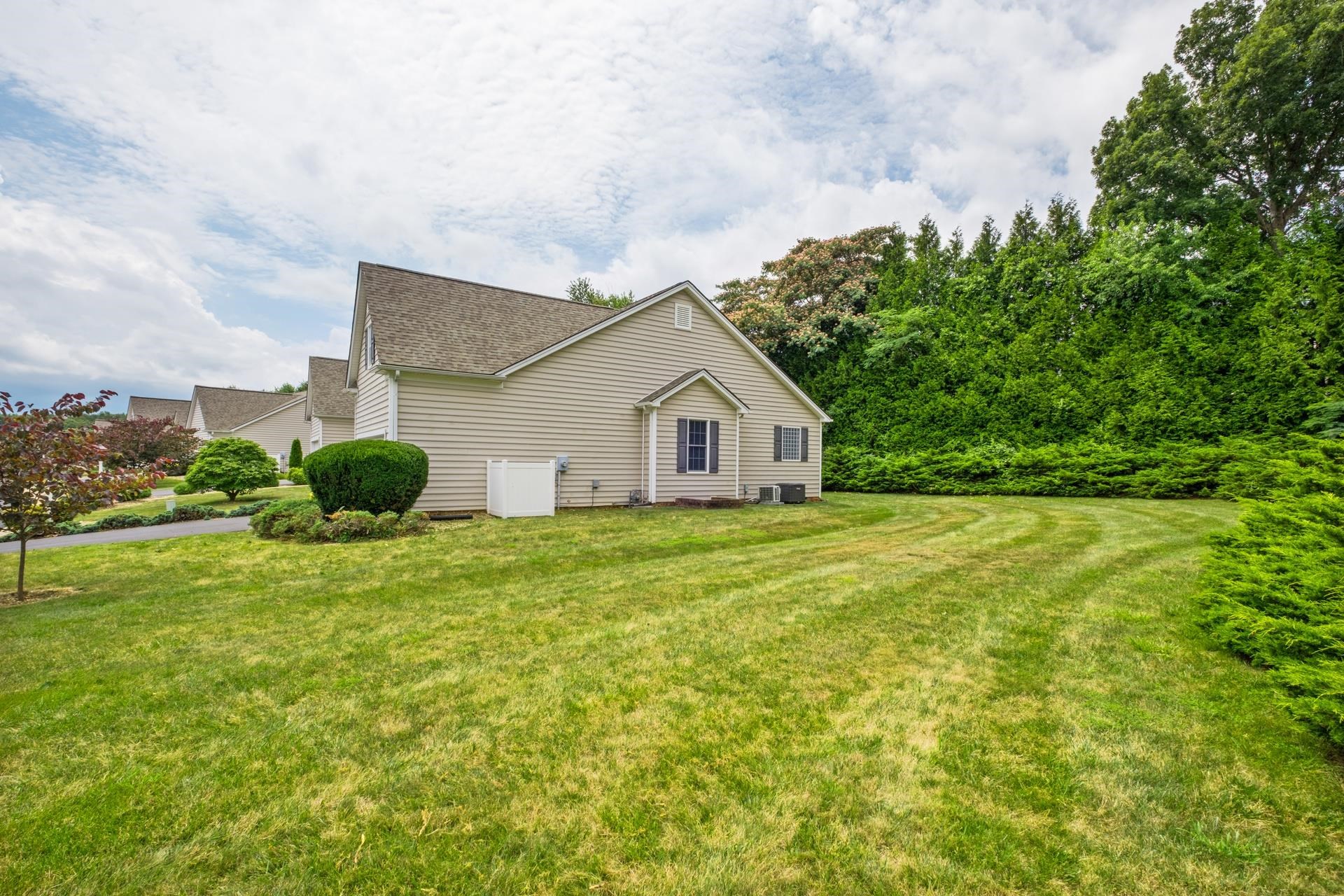 3 BUCKINGHAM COMMON, WAYNESBORO, Virginia 22980, 3 Bedrooms Bedrooms, ,2 BathroomsBathrooms,Residential,3 BUCKINGHAM COMMON,667274 MLS # 667274