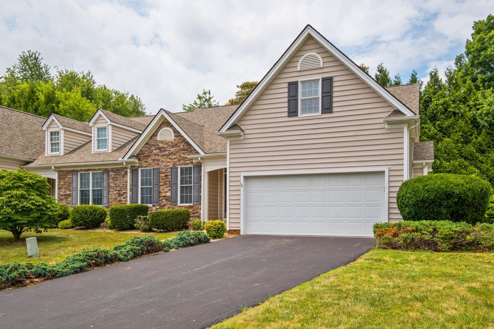 3 BUCKINGHAM COMMON, WAYNESBORO, Virginia 22980, 3 Bedrooms Bedrooms, ,2 BathroomsBathrooms,Residential,3 BUCKINGHAM COMMON,667274 MLS # 667274