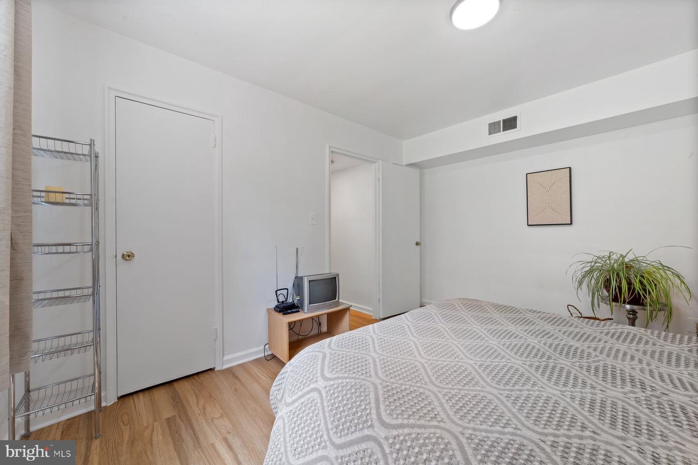 3055 PATRICK HENRY DR #101, FALLS CHURCH, Virginia 22044, 1 Bedroom Bedrooms, ,1 BathroomBathrooms,Residential,For sale,3055 PATRICK HENRY DR #101,VAFX2258010 MLS # VAFX2258010