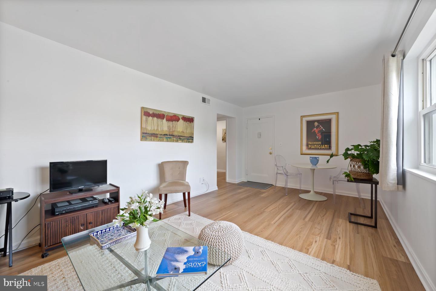 3055 PATRICK HENRY DR #101, FALLS CHURCH, Virginia 22044, 1 Bedroom Bedrooms, ,1 BathroomBathrooms,Residential,For sale,3055 PATRICK HENRY DR #101,VAFX2258010 MLS # VAFX2258010