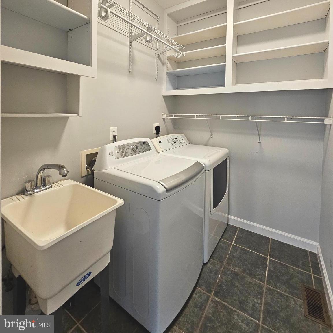 5267 TRACTOR LN, FAIRFAX, Virginia 22030, 5 Bedrooms Bedrooms, ,4 BathroomsBathrooms,Residential,For sale,5267 TRACTOR LN,VAFX2258060 MLS # VAFX2258060