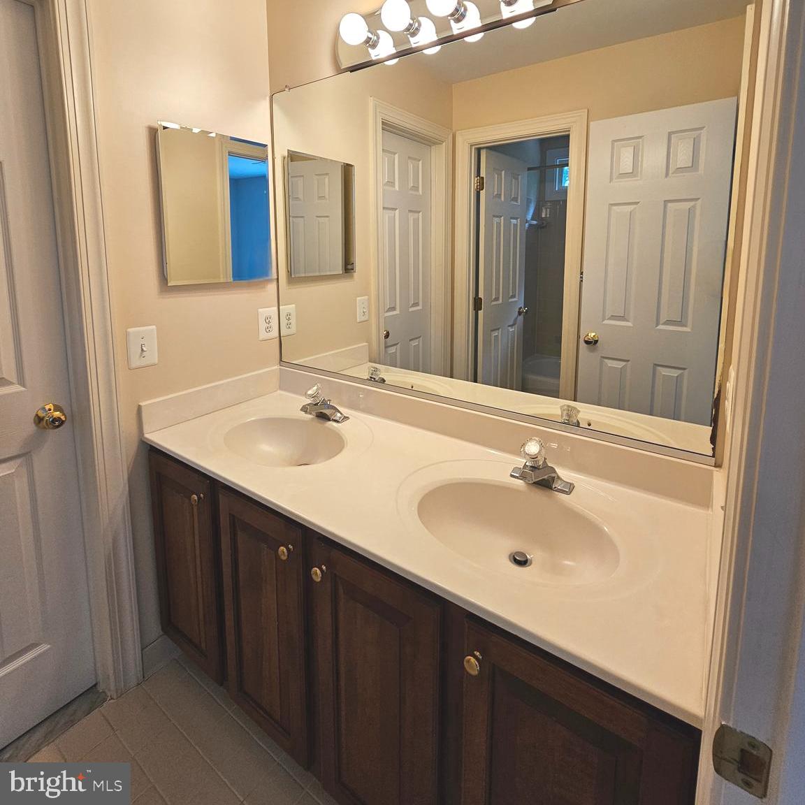 5267 TRACTOR LN, FAIRFAX, Virginia 22030, 5 Bedrooms Bedrooms, ,4 BathroomsBathrooms,Residential,For sale,5267 TRACTOR LN,VAFX2258060 MLS # VAFX2258060