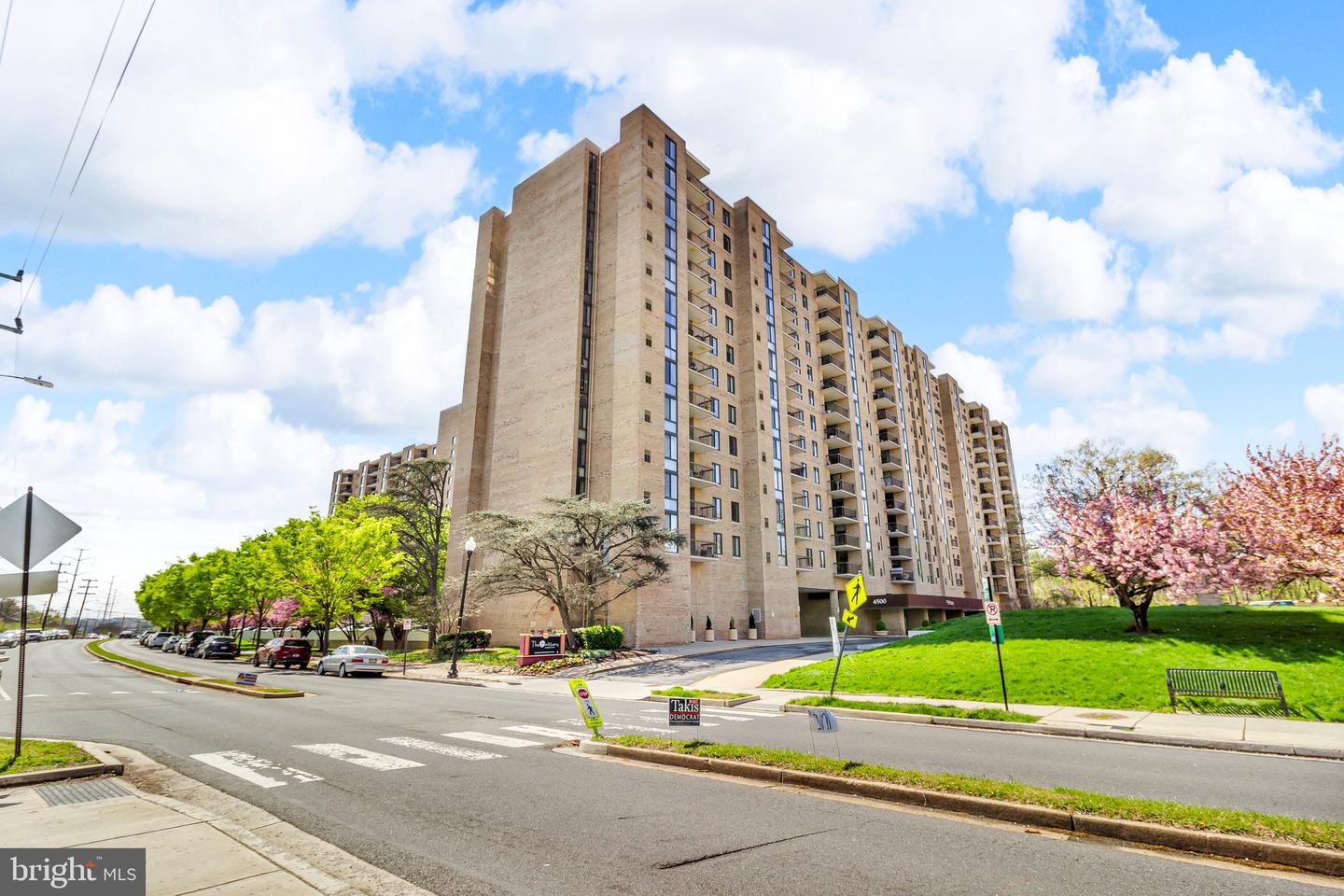 4500 S FOUR MILE RUN DR #732, ARLINGTON, Virginia 22204, 2 Bedrooms Bedrooms, ,2 BathroomsBathrooms,Residential,For sale,4500 S FOUR MILE RUN DR #732,VAAR2061536 MLS # VAAR2061536