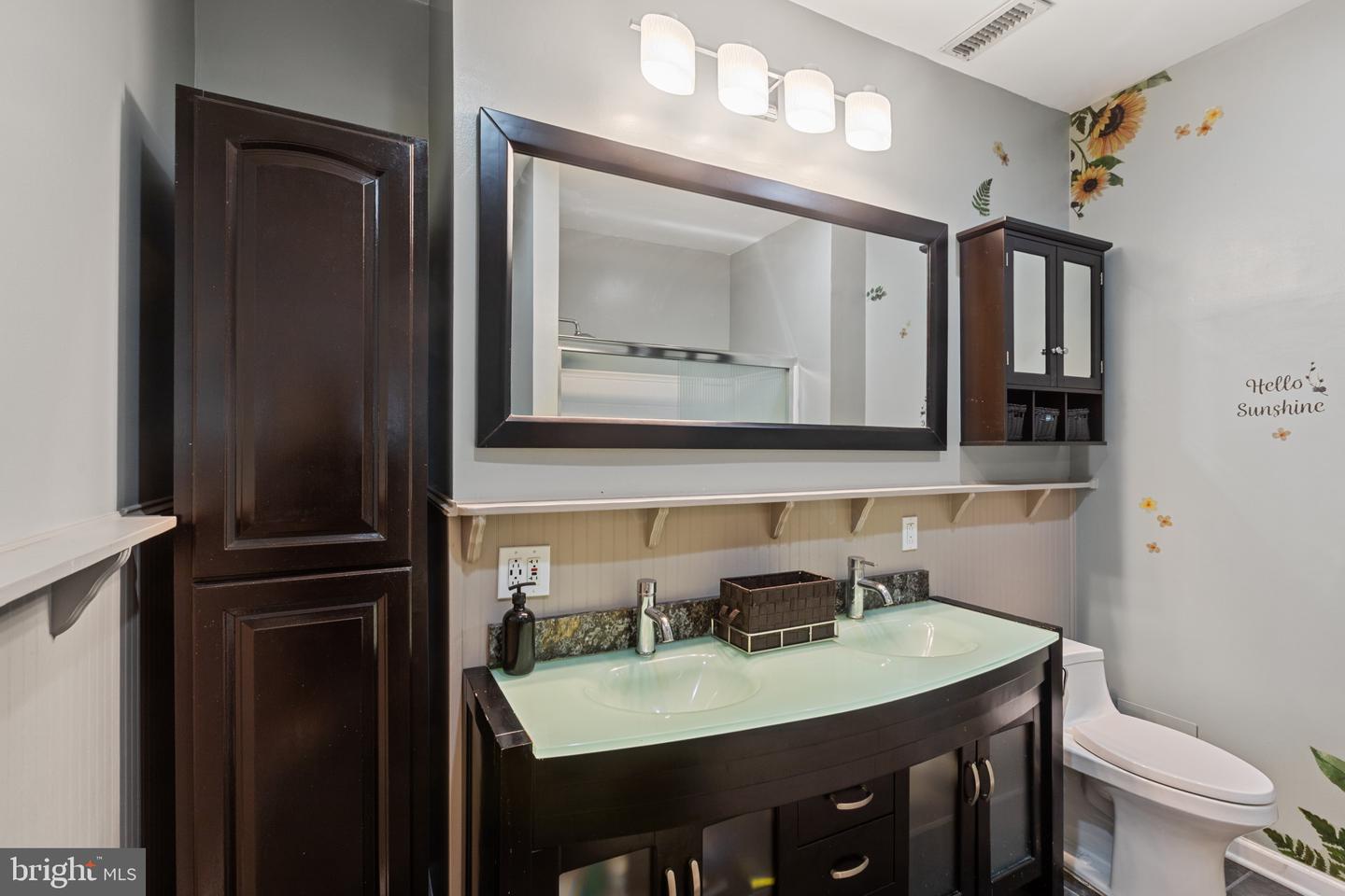 633 ELLIOTT ST NE, WASHINGTON, District Of Columbia 20002, 5 Bedrooms Bedrooms, ,3 BathroomsBathrooms,Residential,For sale,633 ELLIOTT ST NE,DCDC2212690 MLS # DCDC2212690